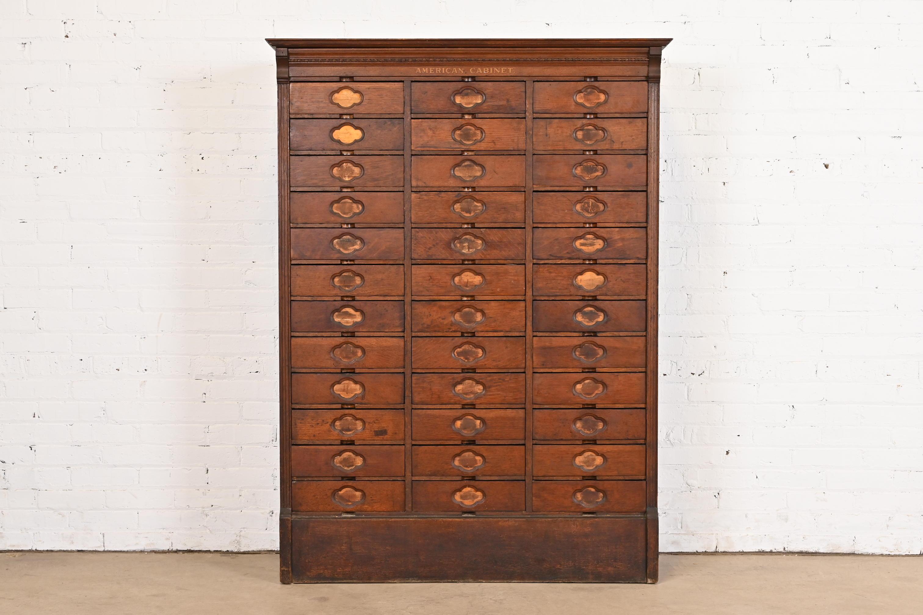 A rare antique Arts & Crafts or Victorian solid oak 36-drawer file cabinet or chest of drawers

By American Cabinet Co.

USA, Circa 1900

Measures: 44.5