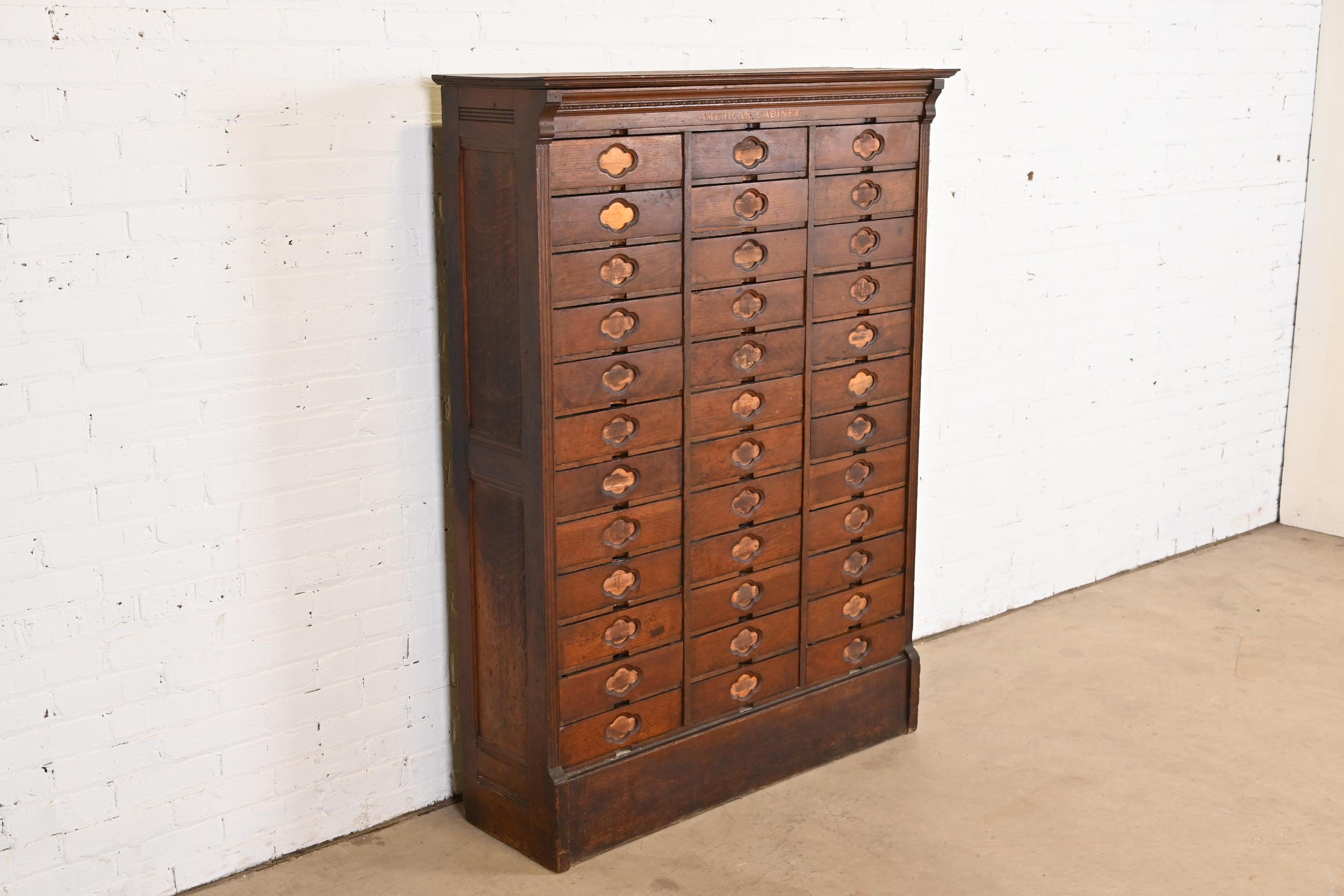 Américain Ancien classeur Arts & Crafts à 36 tiroirs par American Cabinet Co., vers 1900 en vente
