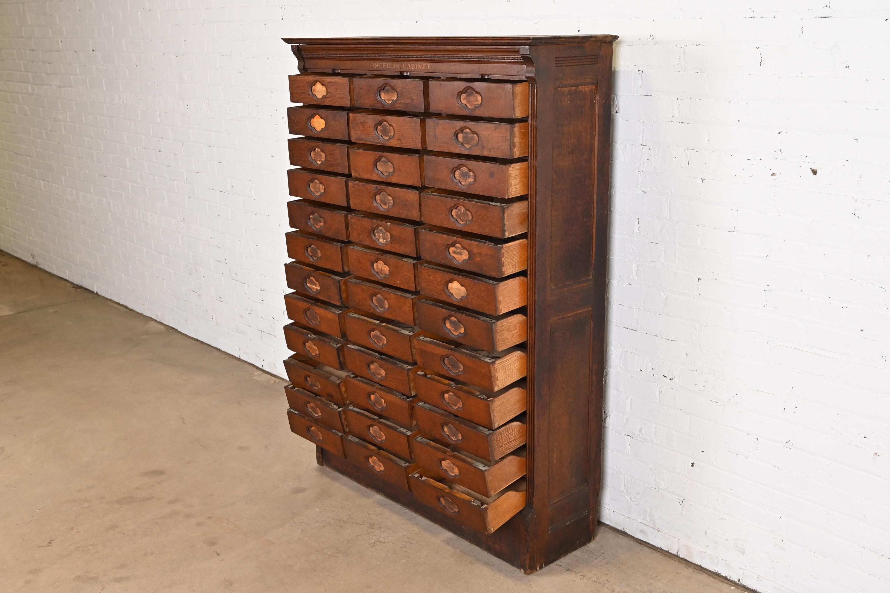 Ancien classeur Arts & Crafts à 36 tiroirs par American Cabinet Co., vers 1900 Bon état - En vente à South Bend, IN