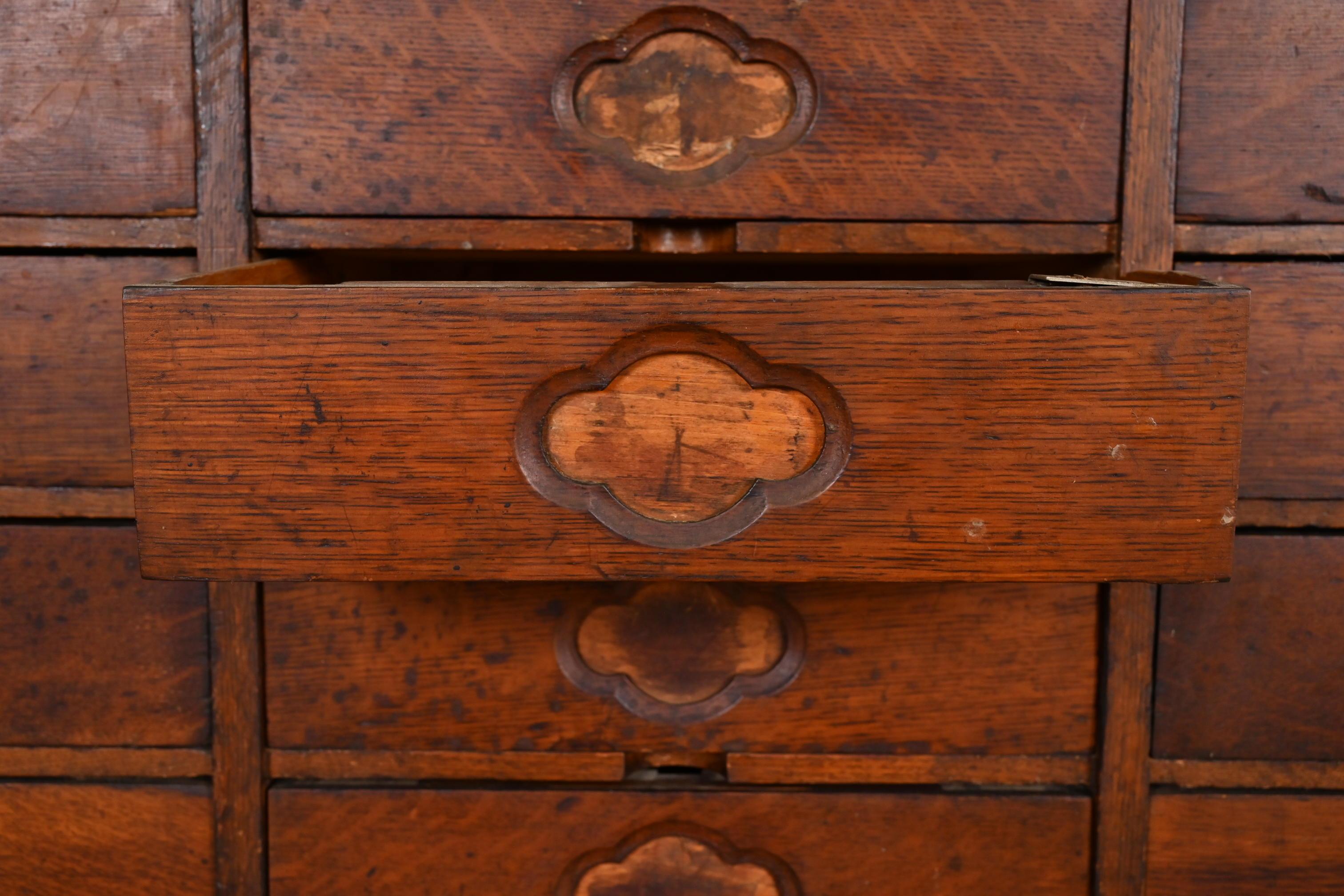 20ième siècle Ancien classeur Arts & Crafts à 36 tiroirs par American Cabinet Co., vers 1900 en vente