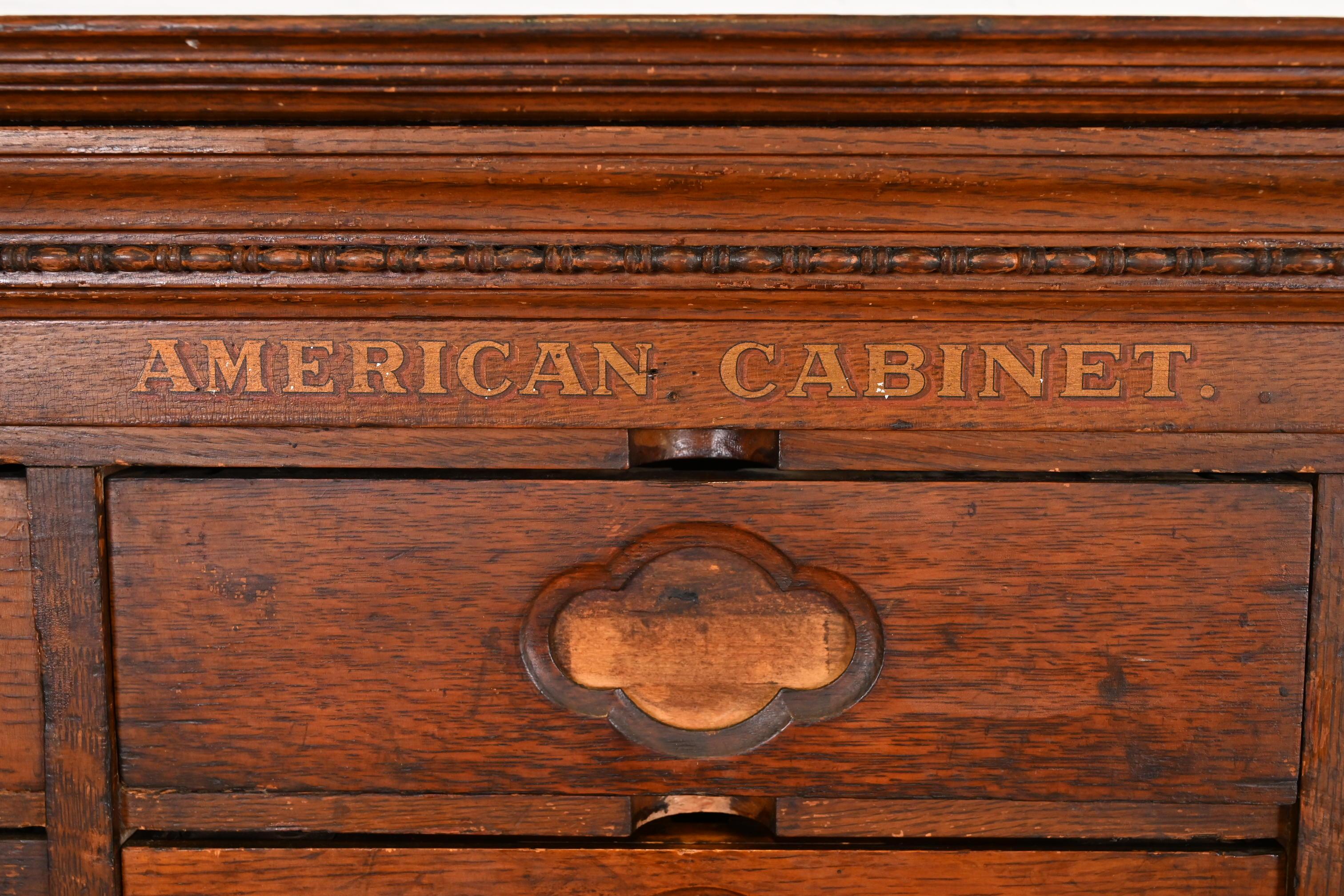 Ancien classeur Arts & Crafts à 36 tiroirs par American Cabinet Co., vers 1900 en vente 2