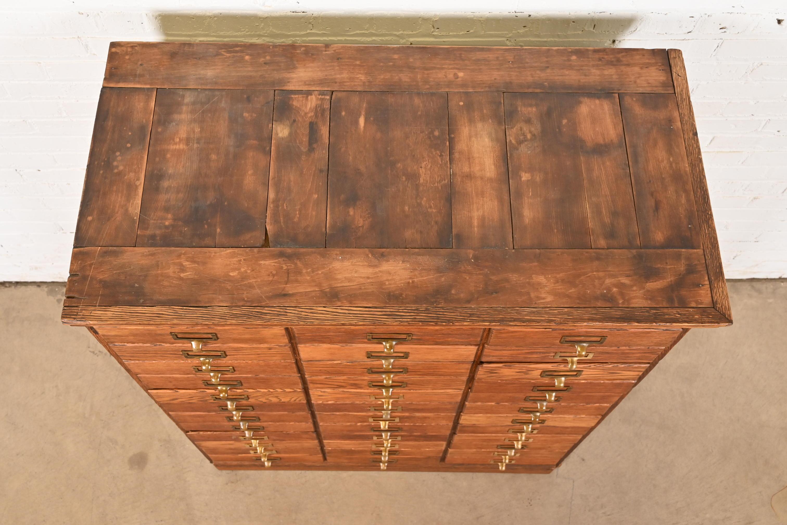 Antico schedario a 36 cassetti Arts & Crafts, CIRCA 1900 in vendita 3