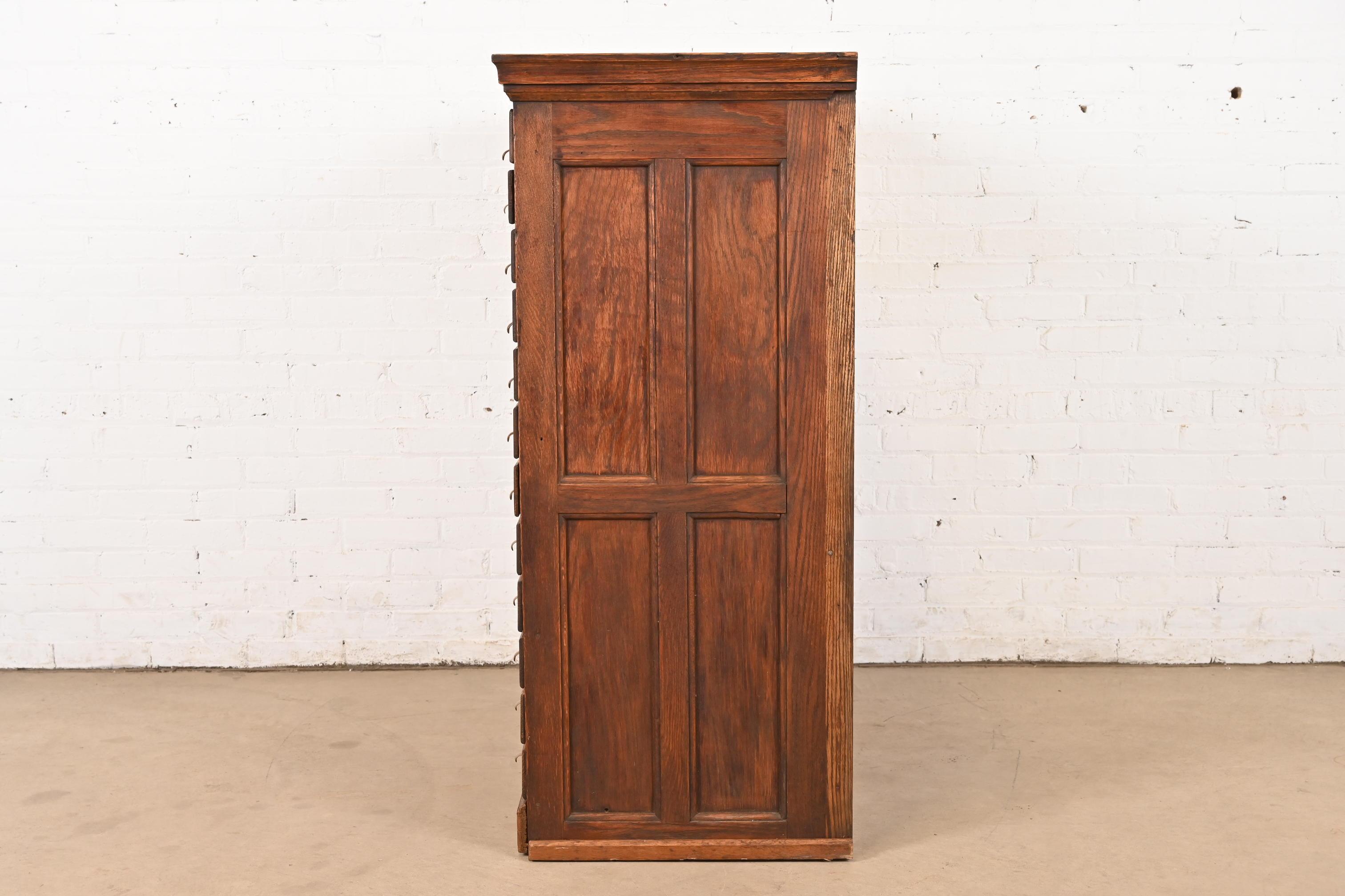Antico schedario a 36 cassetti Arts & Crafts, CIRCA 1900 in vendita 4