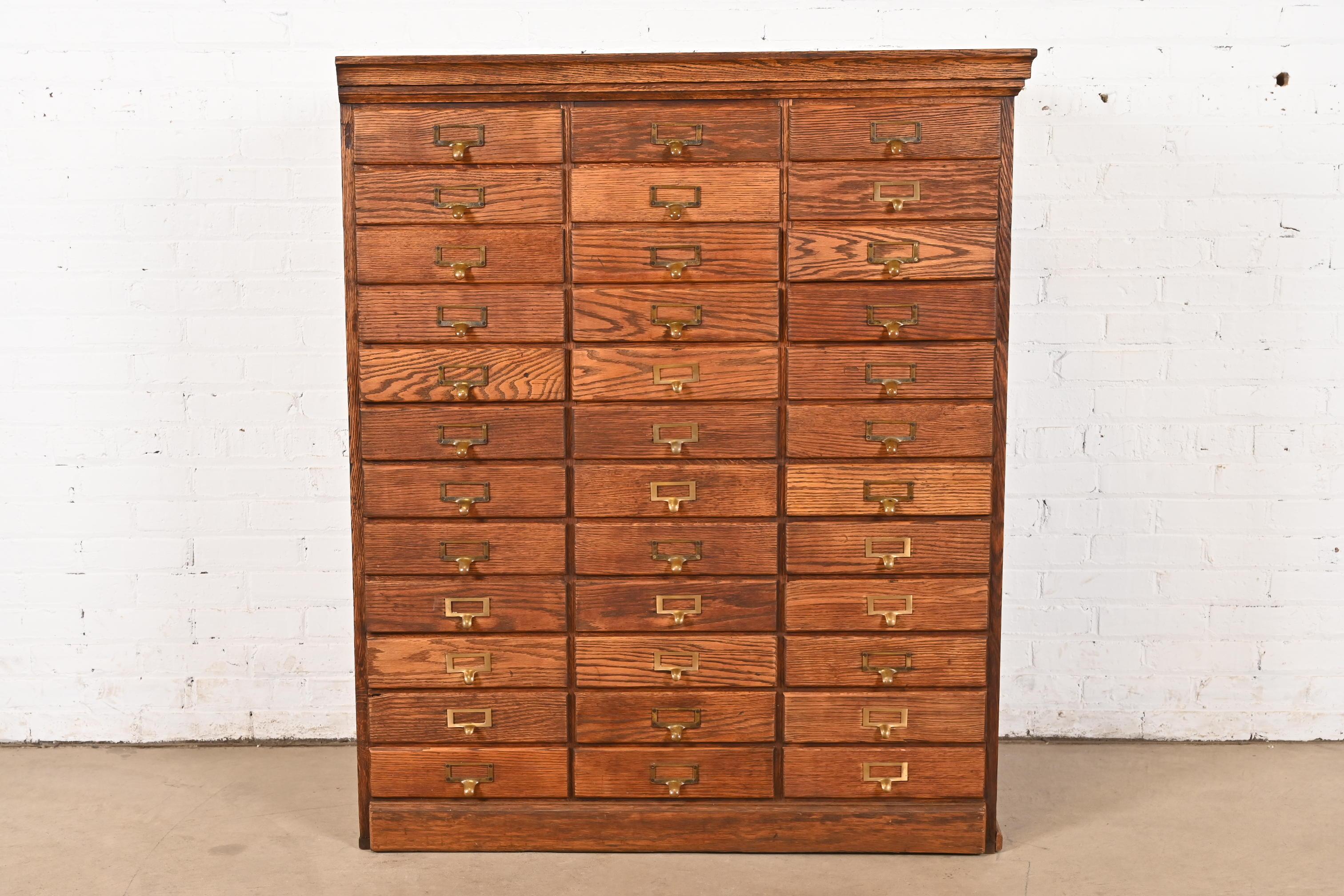 Un raro e antico schedario, schedario piatto o cassettiera a 36 cassetti di Arte & Artigianato

Alla maniera di Globe Wernicke

USA, circa 1900

Splendida quercia, con ferramenta originale in ottone.

Misure: 41,25