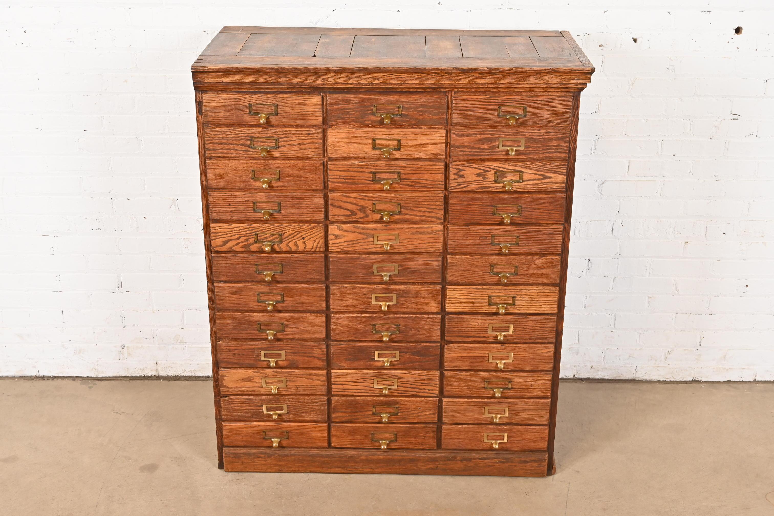 Arts and Crafts Antico schedario a 36 cassetti Arts & Crafts, CIRCA 1900 in vendita