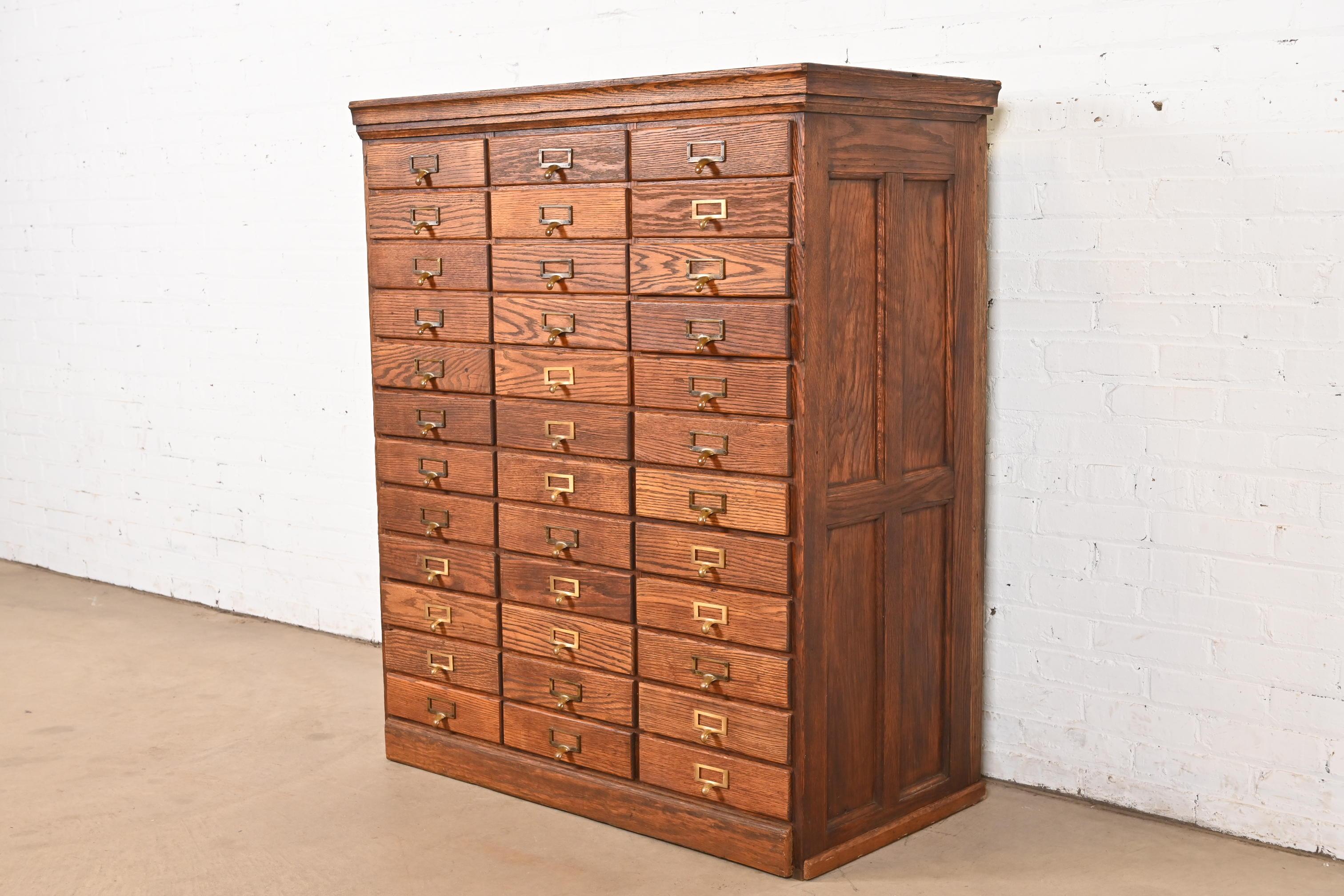 Americano Antico schedario a 36 cassetti Arts & Crafts, CIRCA 1900 in vendita