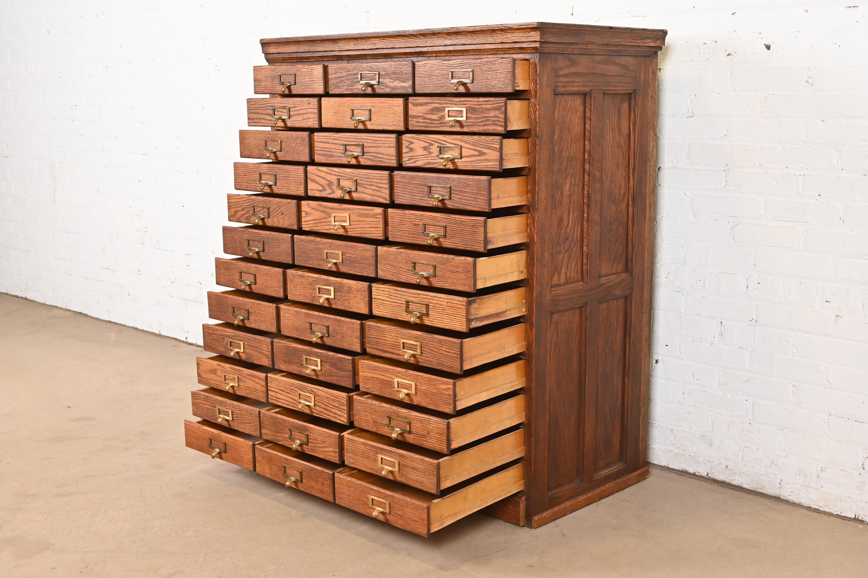 XX secolo Antico schedario a 36 cassetti Arts & Crafts, CIRCA 1900 in vendita