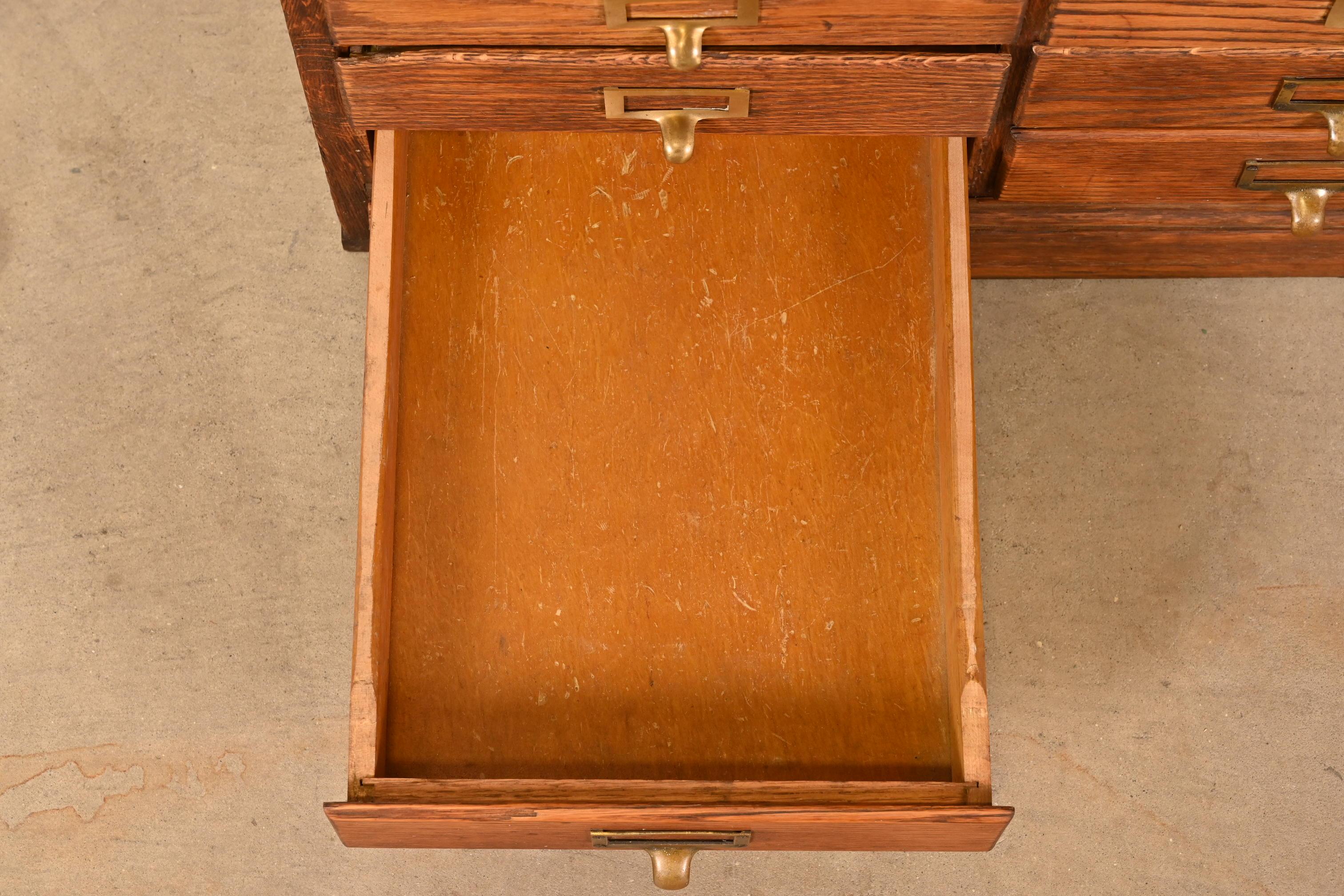 Ottone Antico schedario a 36 cassetti Arts & Crafts, CIRCA 1900 in vendita