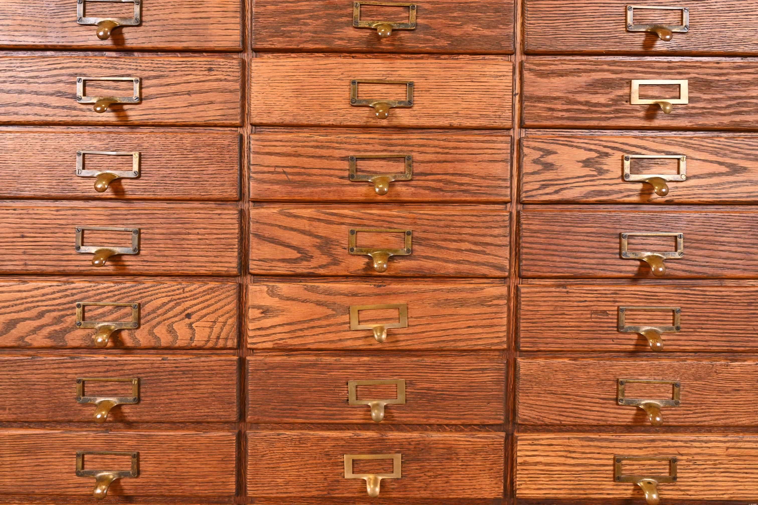 Antico schedario a 36 cassetti Arts & Crafts, CIRCA 1900 in vendita 1