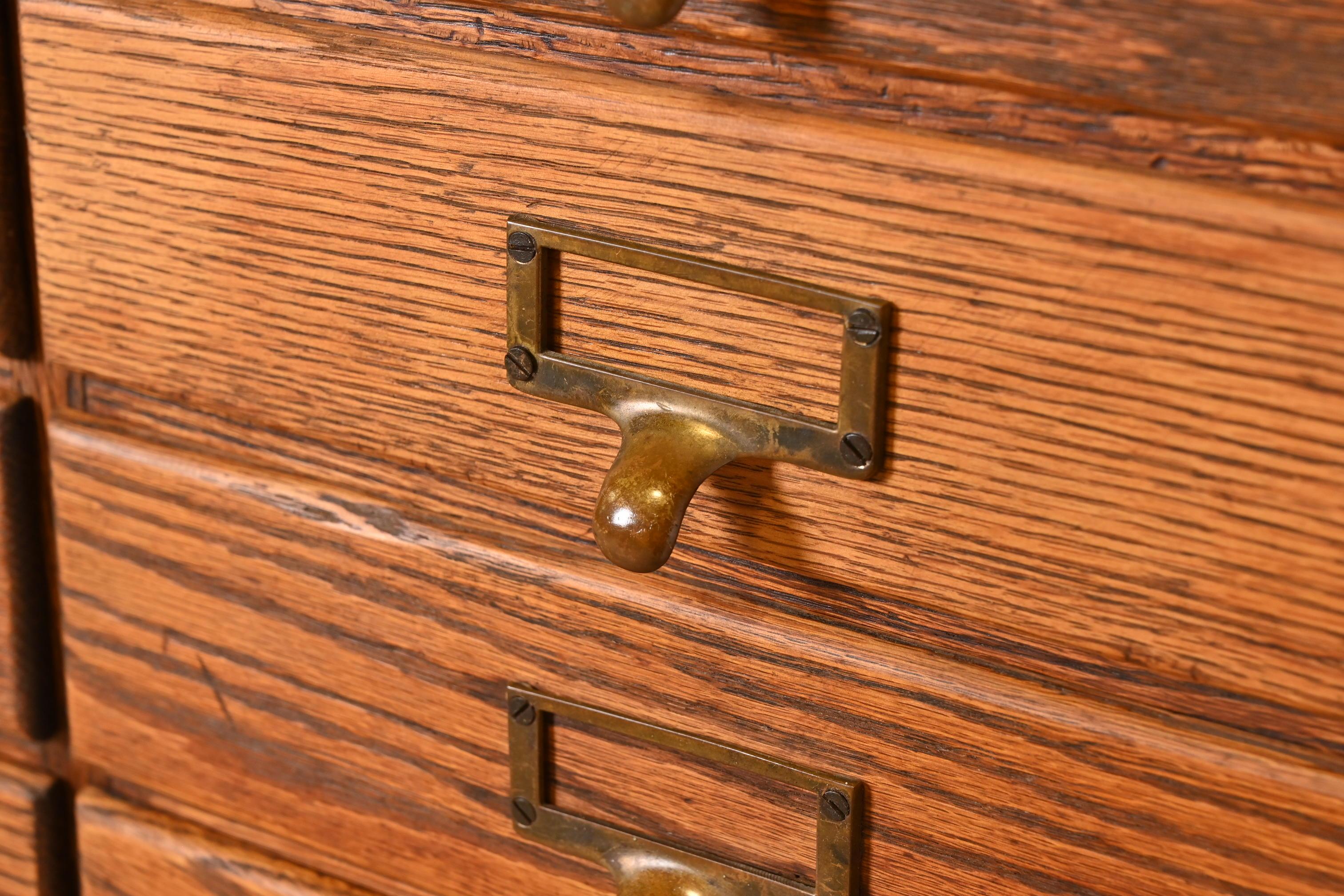 Antico schedario a 36 cassetti Arts & Crafts, CIRCA 1900 in vendita 2
