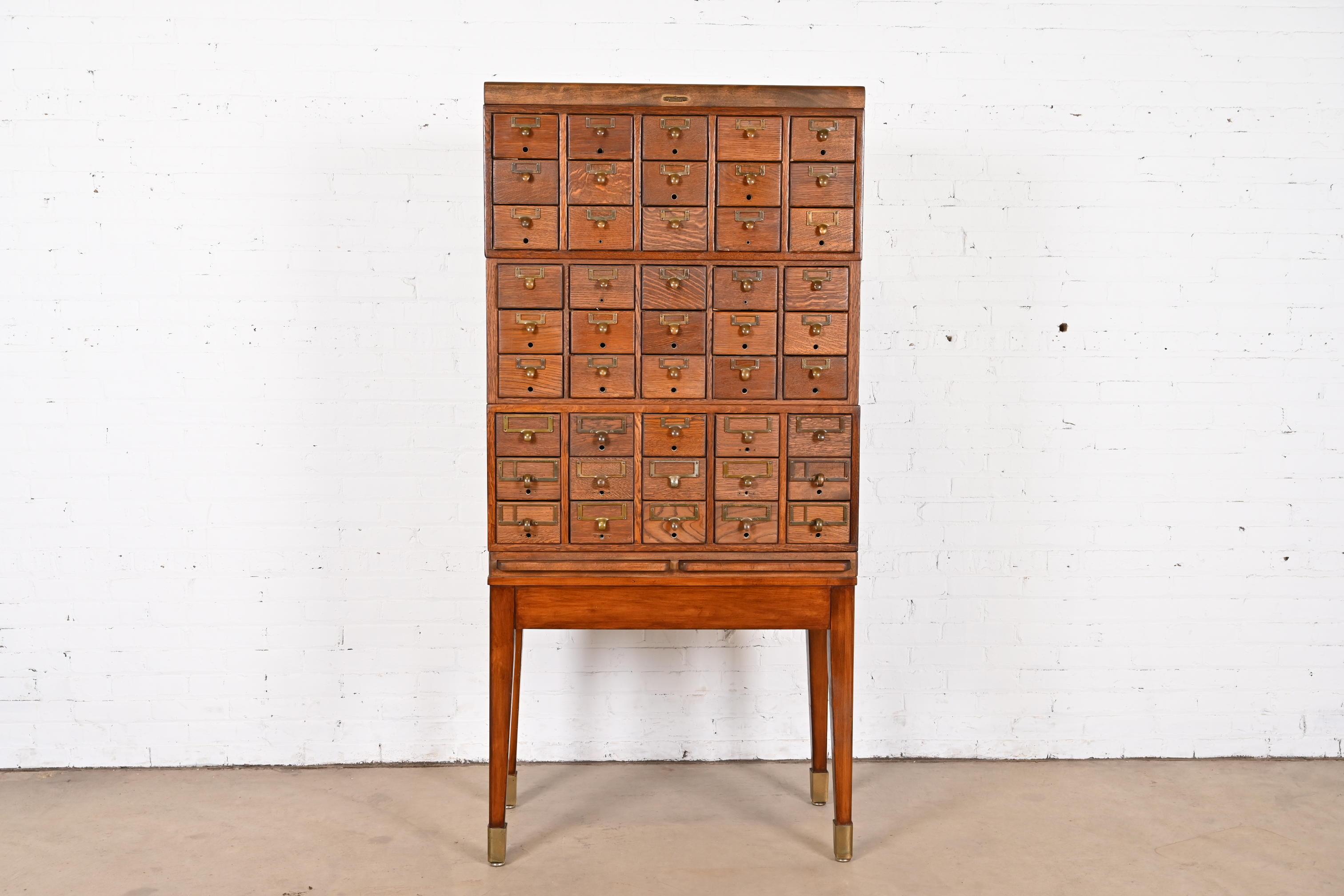 A rare and exceptional antique Arts & Crafts 45-drawer card catalog or file cabinet with two pull-out writing tablets

By Remington Rand

USA, Early 20th Century

Beautiful quarter sawn oak and mahogany, with brass hardware.

Measures: 33
