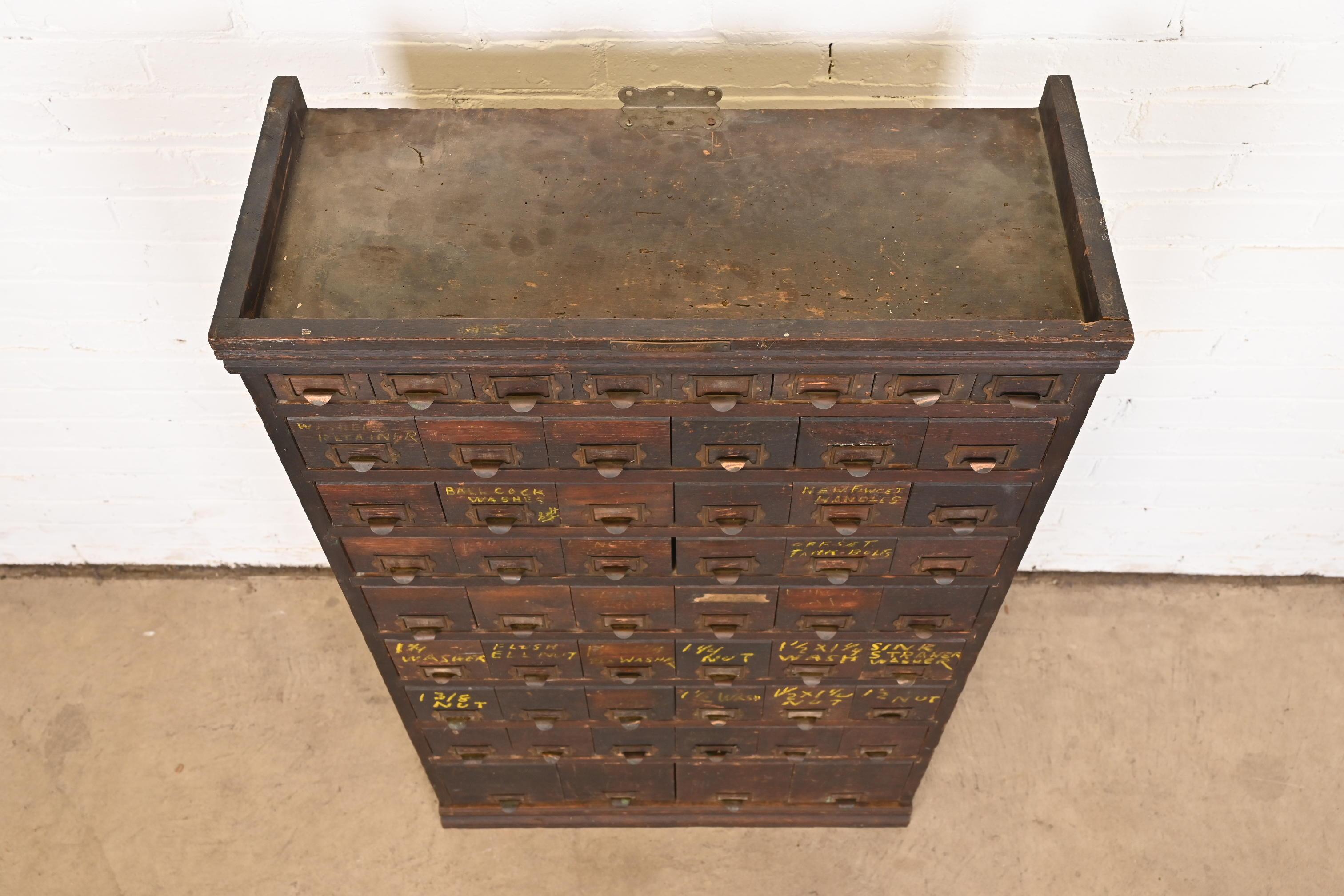 Ancienne armoire à cartes ou meuble de rangement industriel Arts & Crafts à 54 tiroirs en vente 6