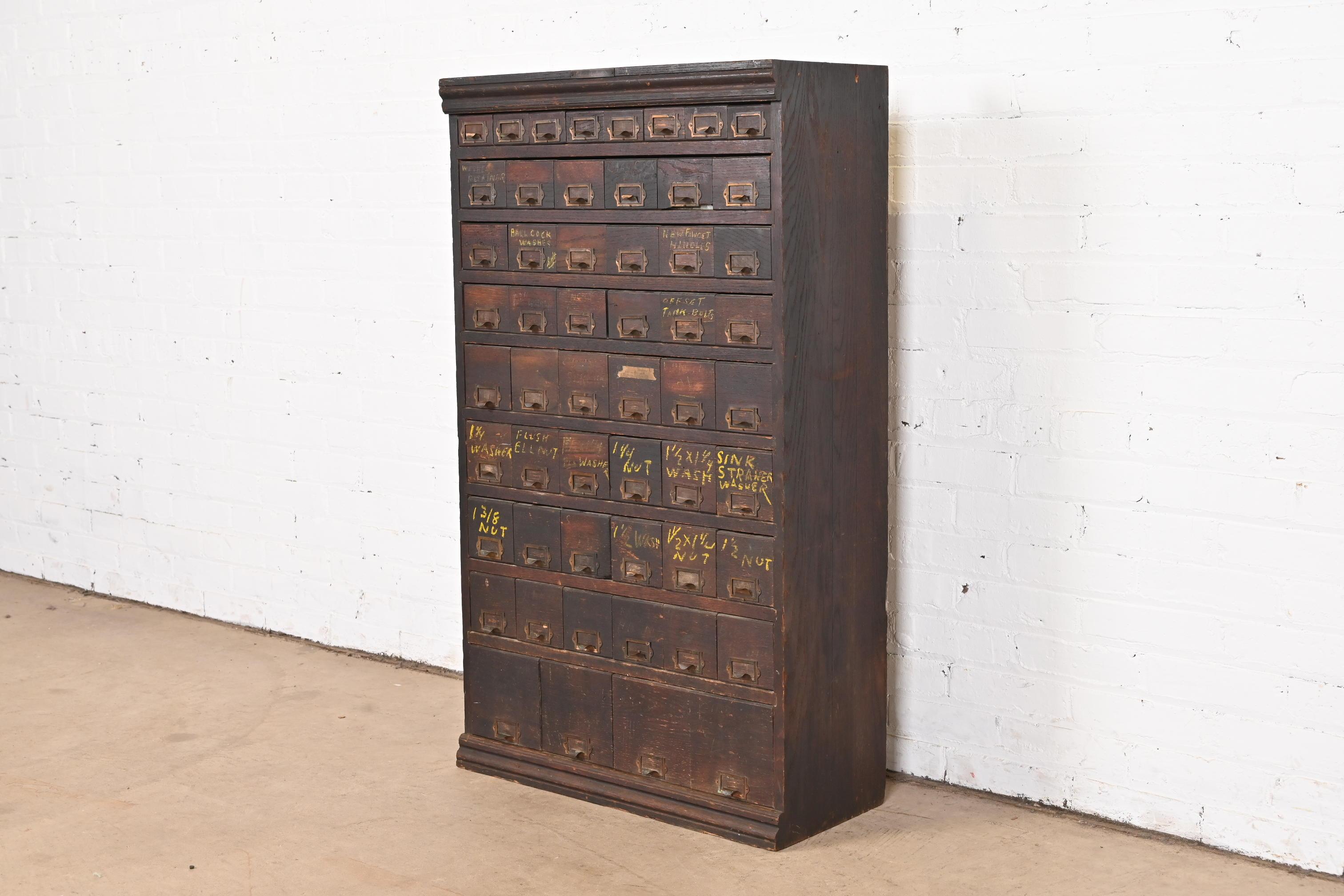 Arts and Crafts Ancienne armoire à cartes ou meuble de rangement industriel Arts & Crafts à 54 tiroirs en vente
