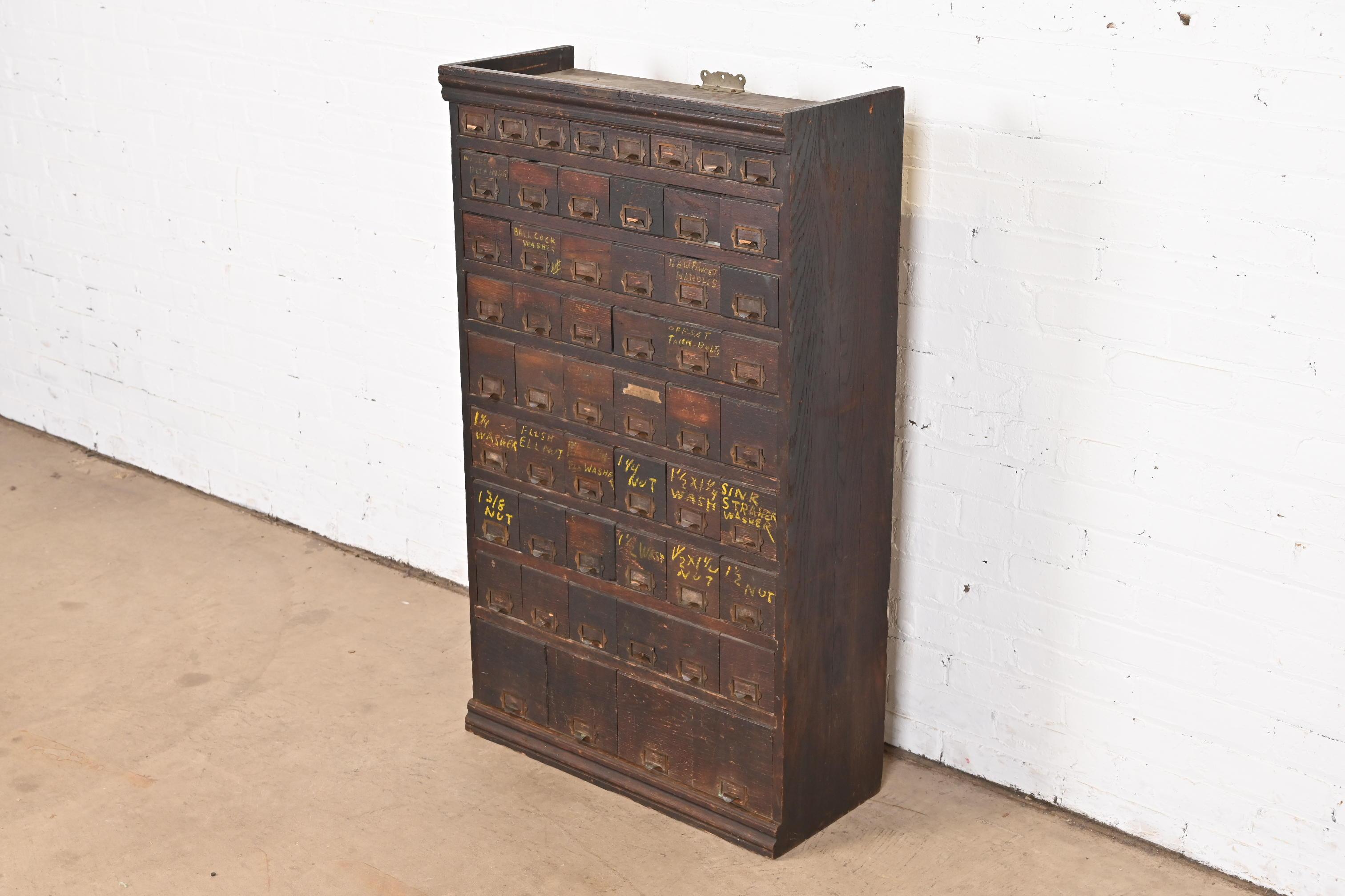 Américain Ancienne armoire à cartes ou meuble de rangement industriel Arts & Crafts à 54 tiroirs en vente