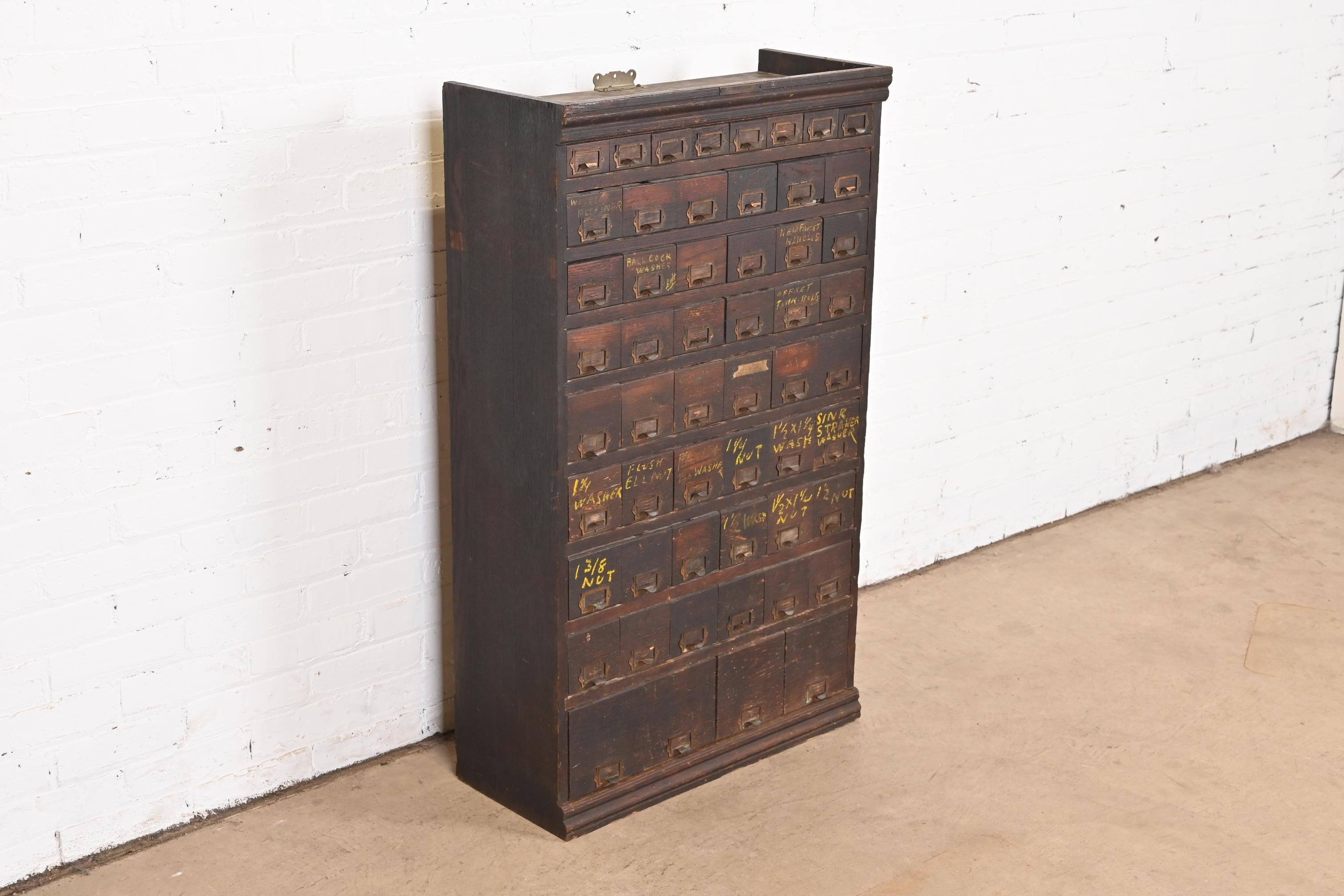 Antiker Arts and Crafts-Schrank mit 54 Schubladen, Kartenetui, Schrank oder Industrieteile (20. Jahrhundert) im Angebot