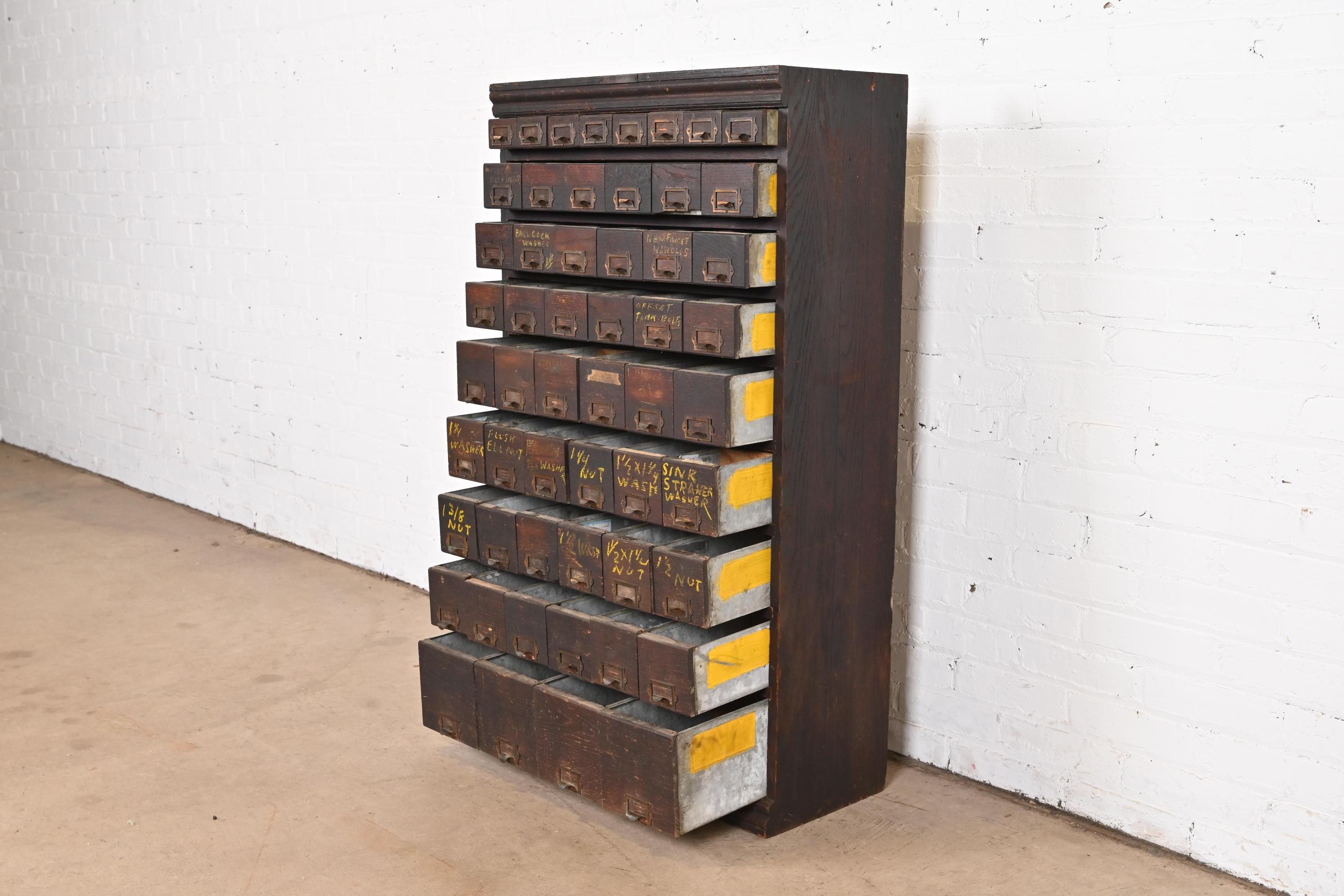 20ième siècle Ancienne armoire à cartes ou meuble de rangement industriel Arts & Crafts à 54 tiroirs en vente