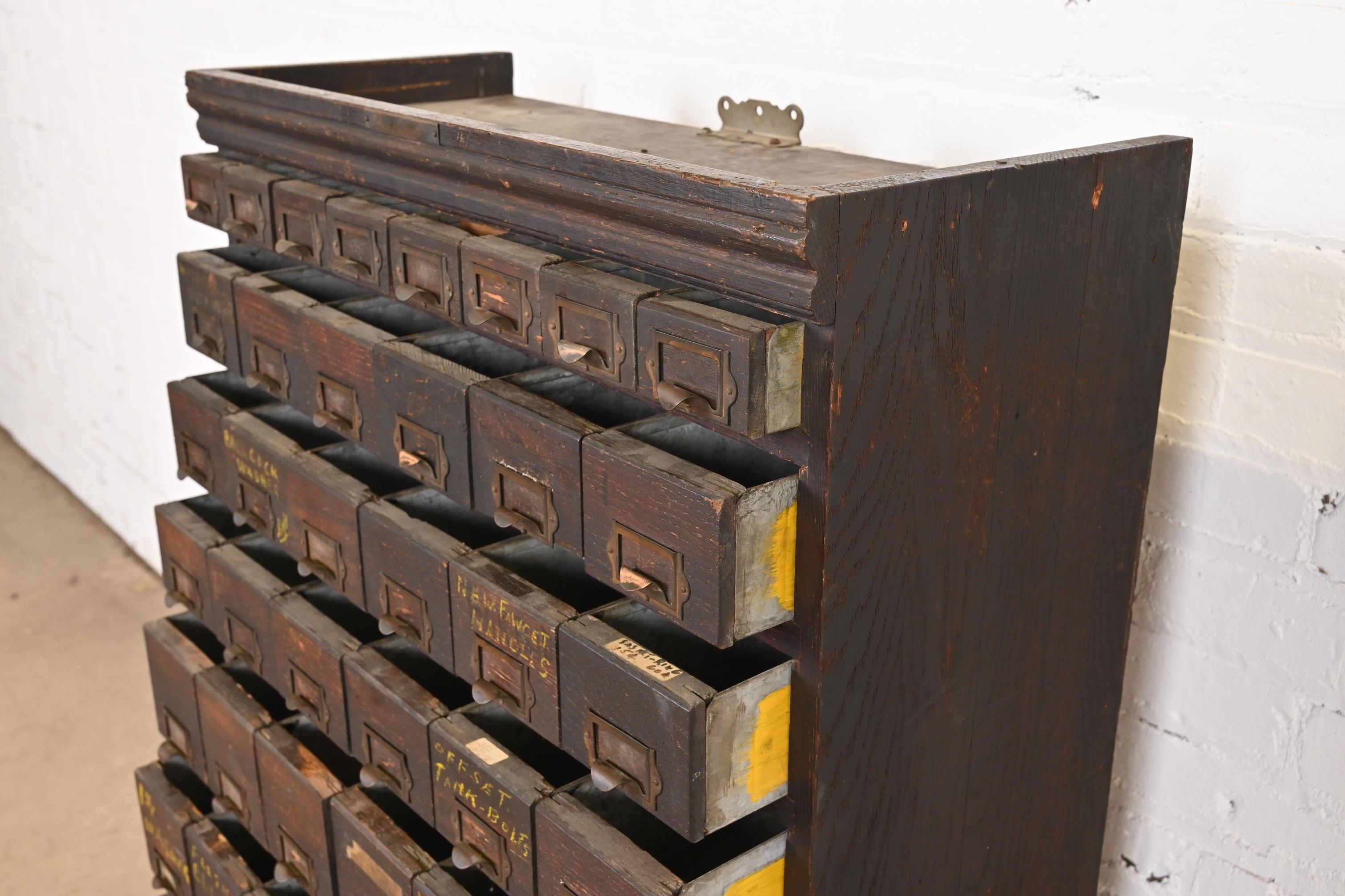 Métal Ancienne armoire à cartes ou meuble de rangement industriel Arts & Crafts à 54 tiroirs en vente