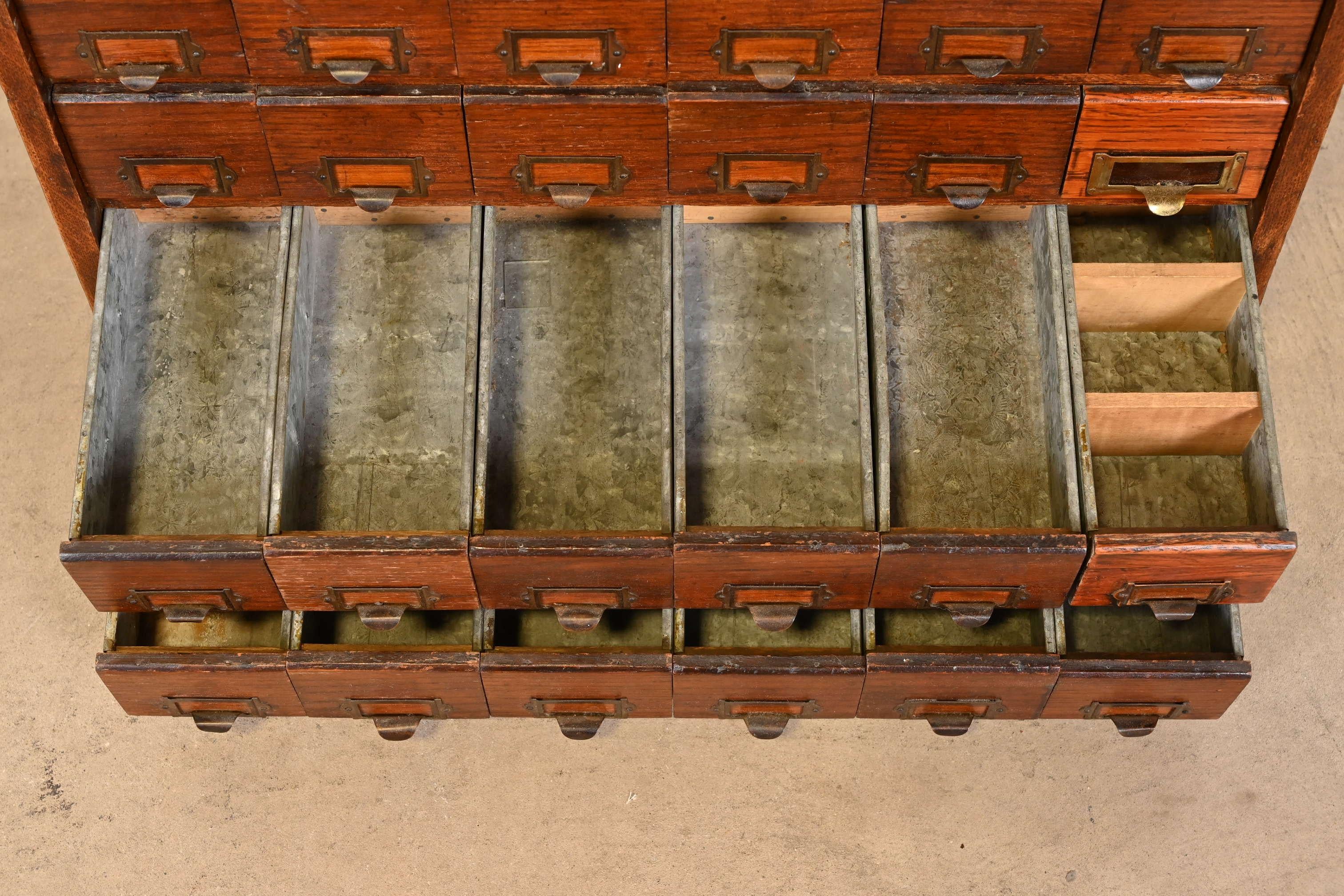 Ancienne armoire à cartes ou meuble de rangement industriel Arts & Crafts à 74 tiroirs en vente 3