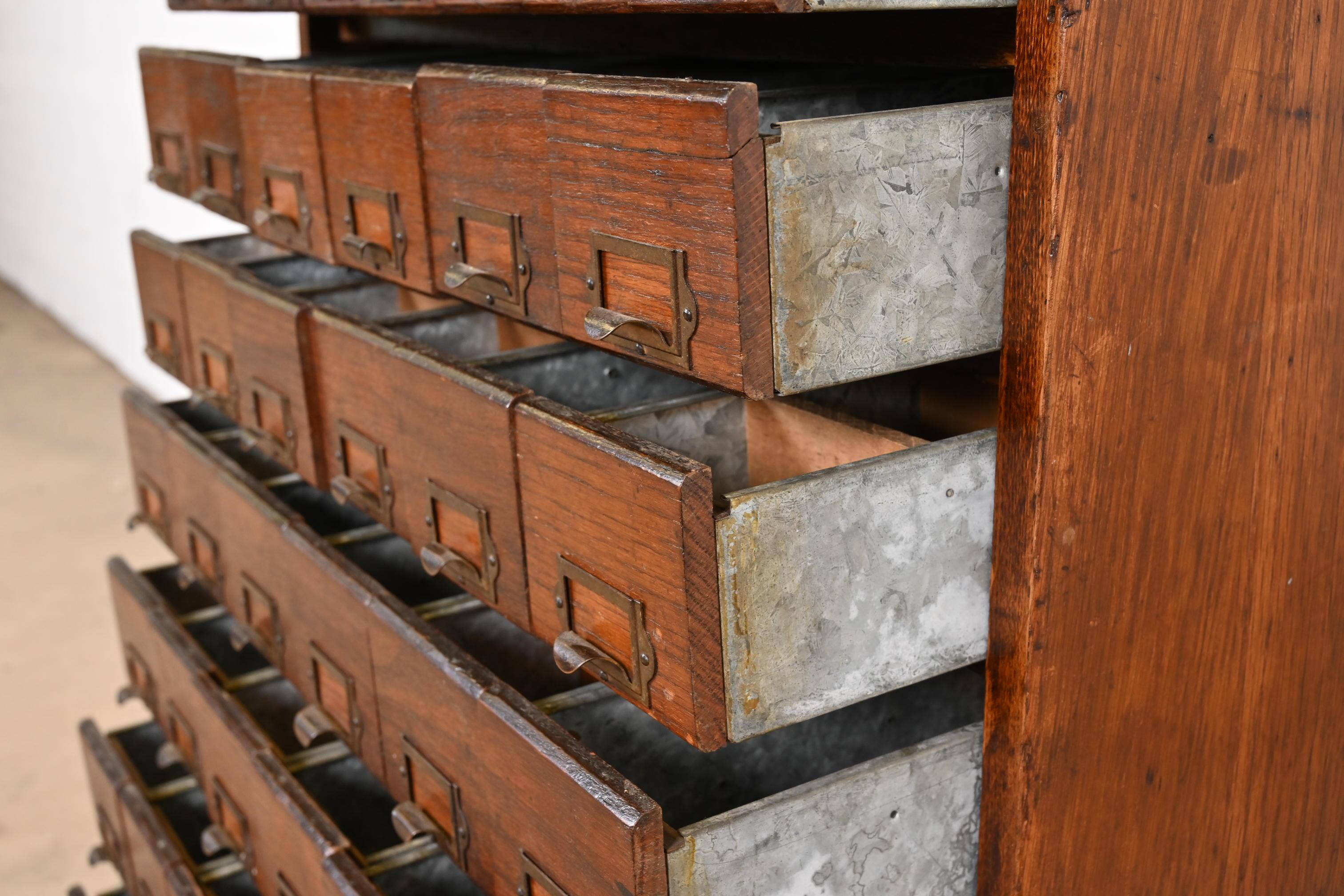 Ancienne armoire à cartes ou meuble de rangement industriel Arts & Crafts à 74 tiroirs en vente 5