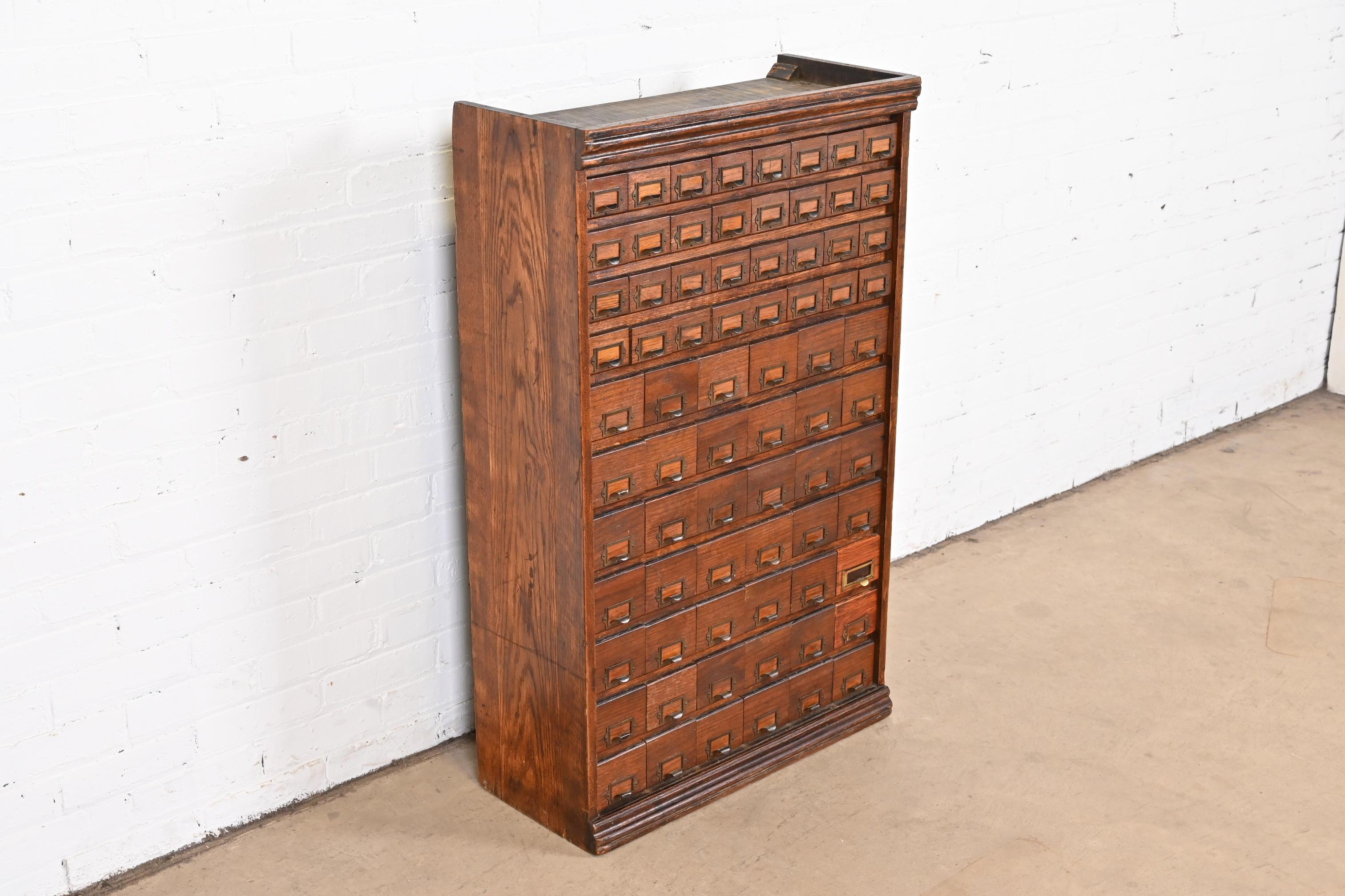 Arts and Crafts Ancienne armoire à cartes ou meuble de rangement industriel Arts & Crafts à 74 tiroirs en vente