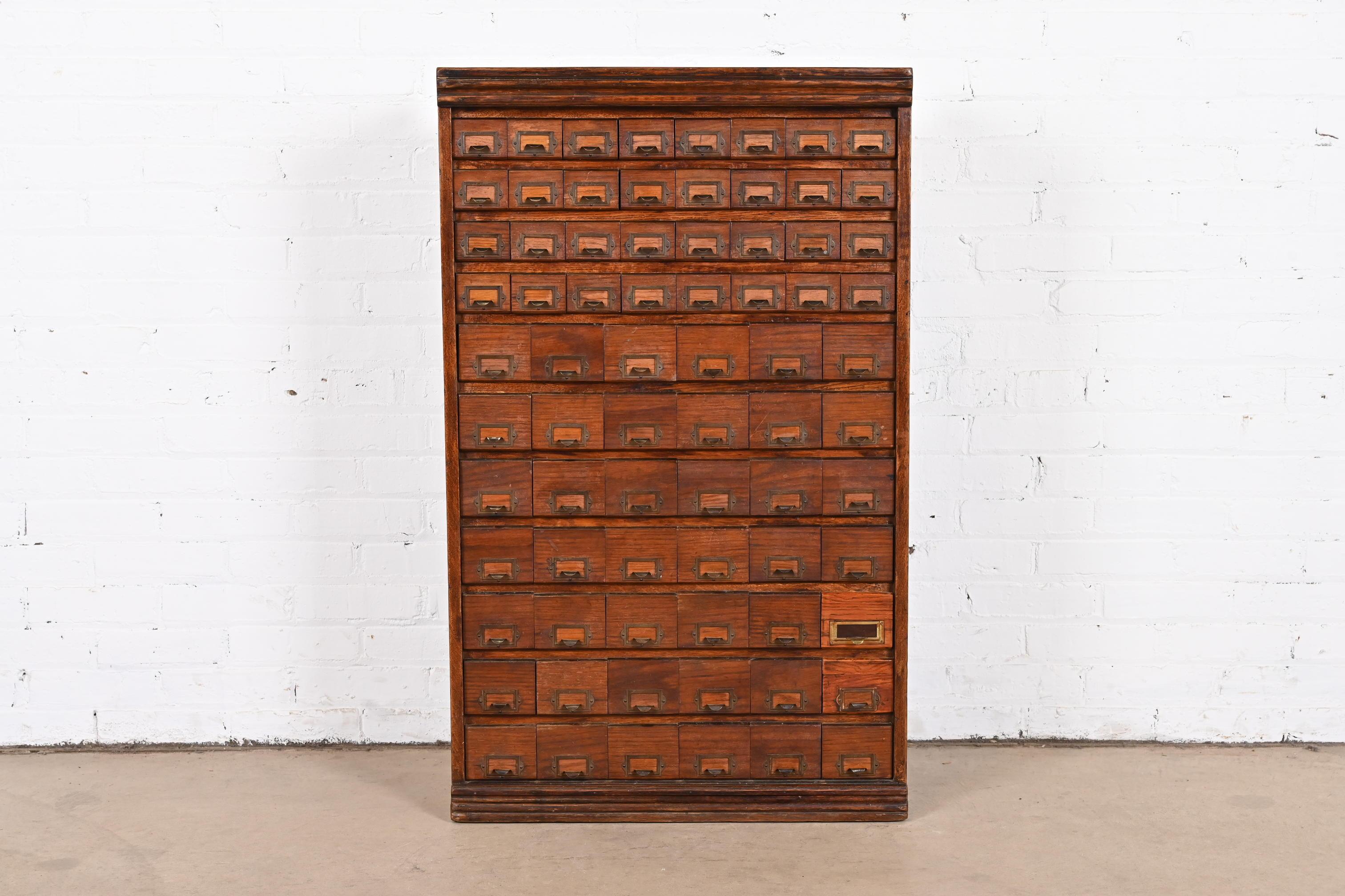 Américain Ancienne armoire à cartes ou meuble de rangement industriel Arts & Crafts à 74 tiroirs en vente