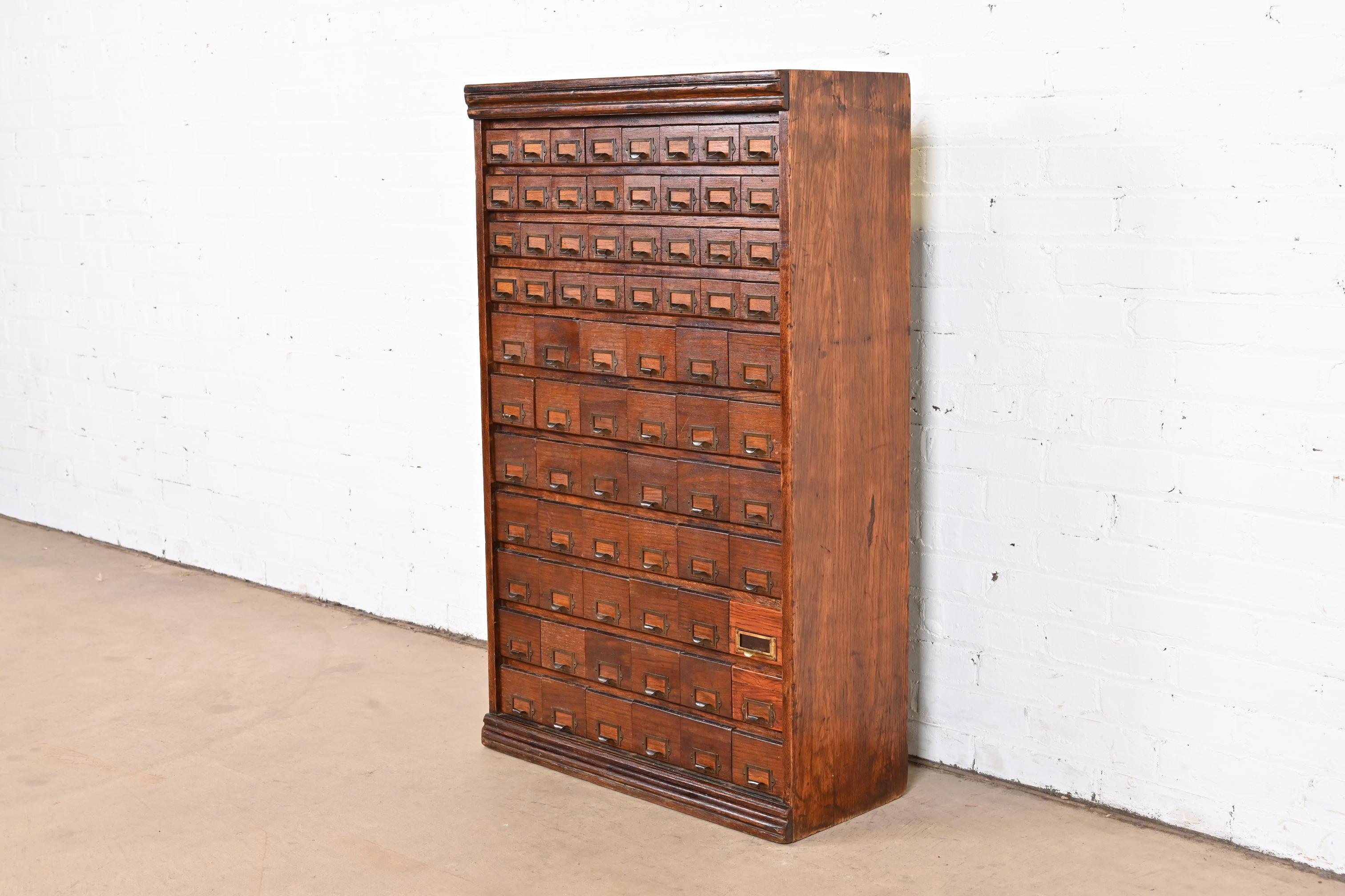 Ancienne armoire à cartes ou meuble de rangement industriel Arts & Crafts à 74 tiroirs Bon état - En vente à South Bend, IN