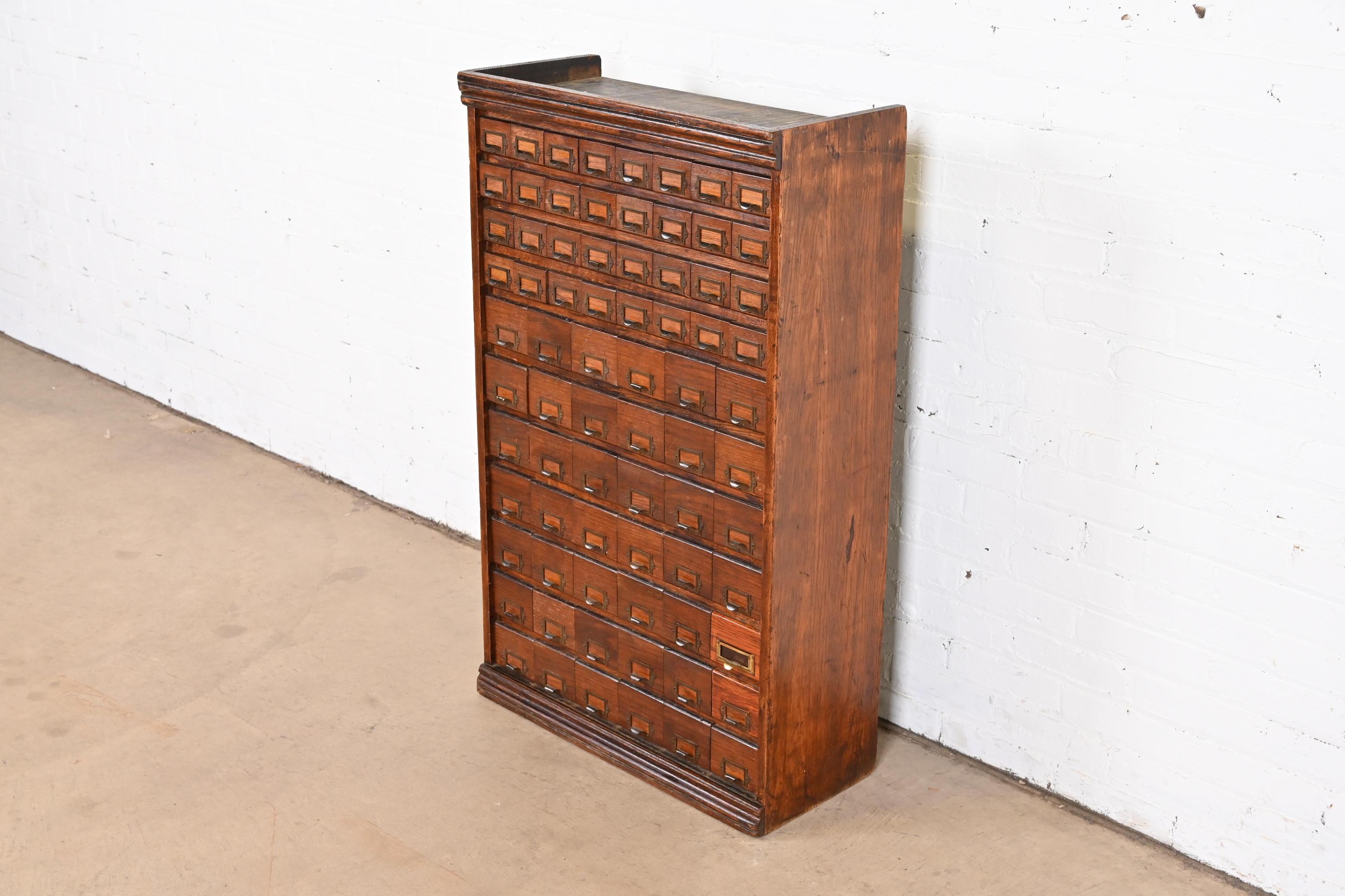 20ième siècle Ancienne armoire à cartes ou meuble de rangement industriel Arts & Crafts à 74 tiroirs en vente