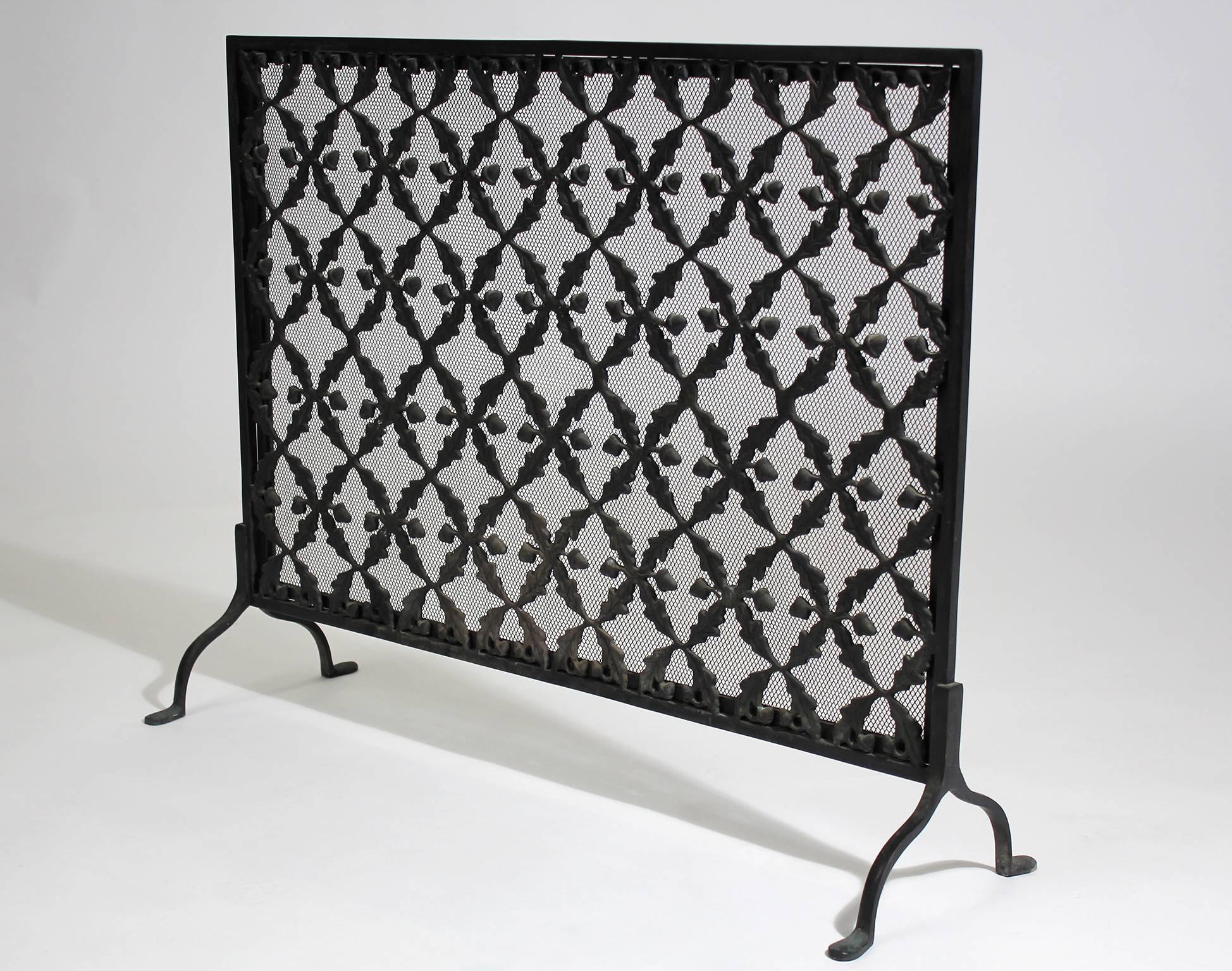 Great antique Arts & Crafts/Aesthetic Movement cast iron screen. Dates from the earth 20th century. Has acorns along the fire screen as decorations. In excellent antique condition and would be a great addition to any craftsman bungalow home.