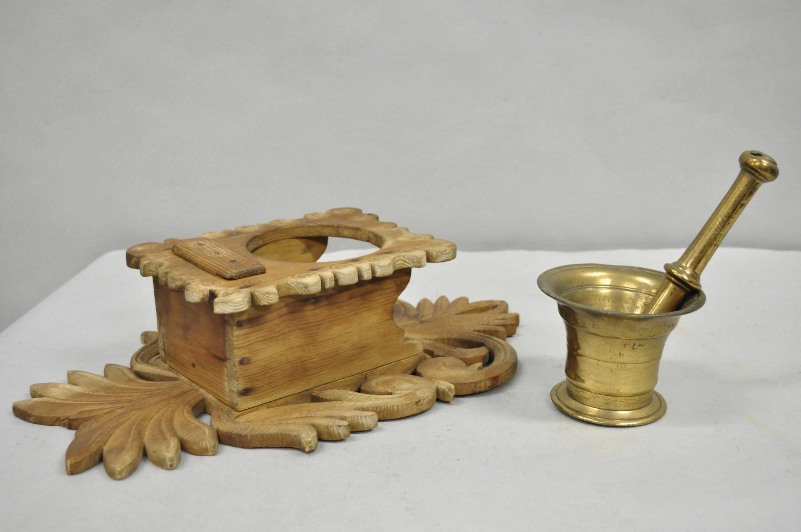 Mortier et pilon en laiton d'apothicaire ancien Arts & Crafts Wood Carved Wall Mounting Brass Mortar & Pestle en vente 3