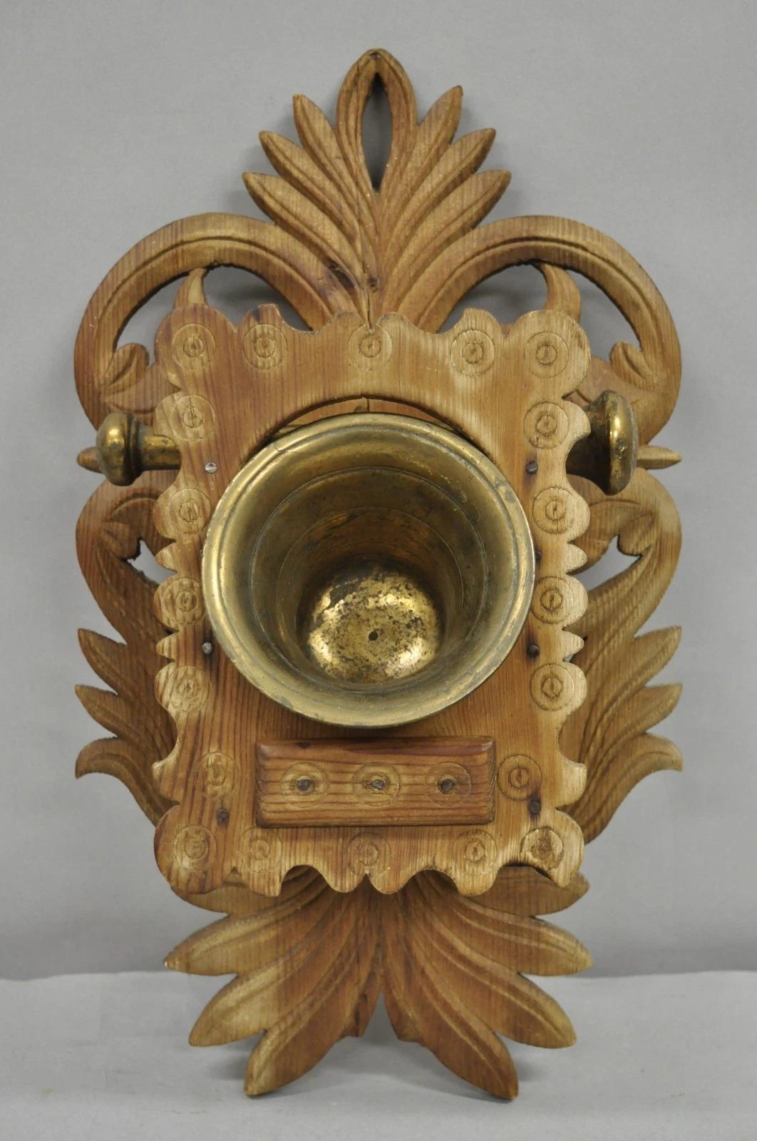Mortier et pilon en laiton d'apothicaire ancien Arts & Crafts Wood Carved Wall Mounting Brass Mortar & Pestle en vente 4