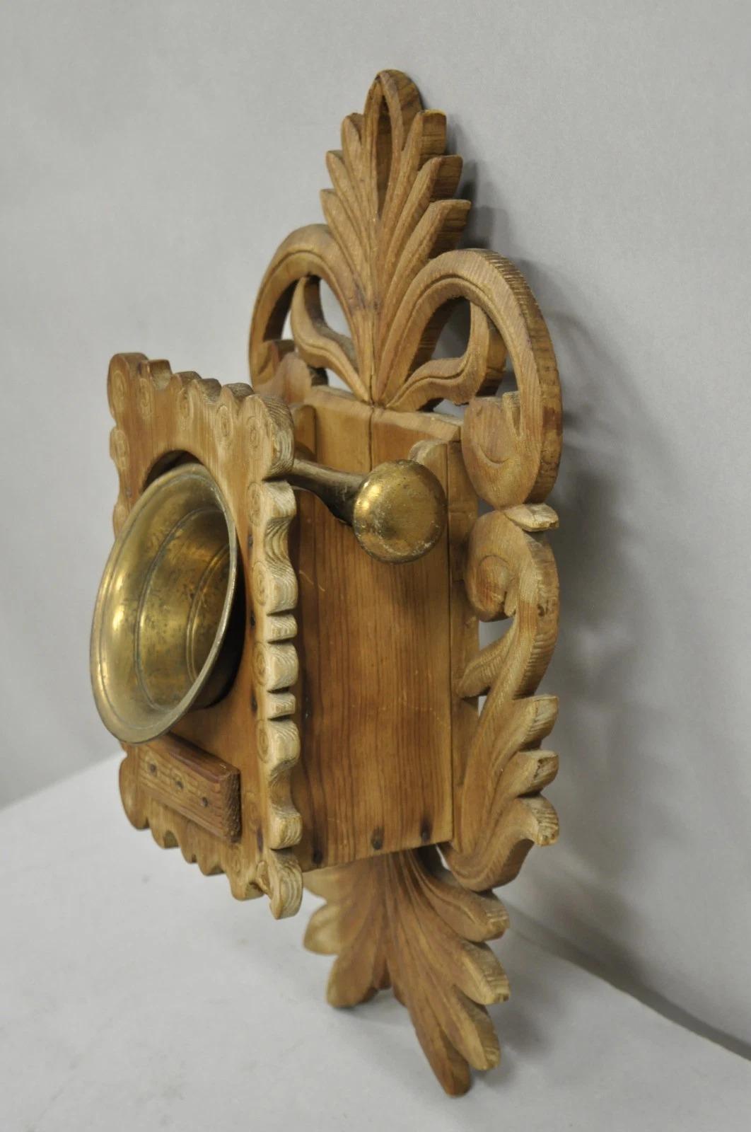  Mortier et pilon en laiton de style Arts & Crafts Apothecary Wood Carving Wall Mounted. Vers la fin du 19e siècle. Dimensions : 18
