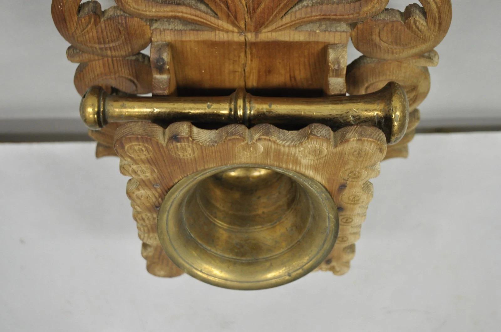 Arts and Crafts Mortier et pilon en laiton d'apothicaire ancien Arts & Crafts Wood Carved Wall Mounting Brass Mortar & Pestle en vente