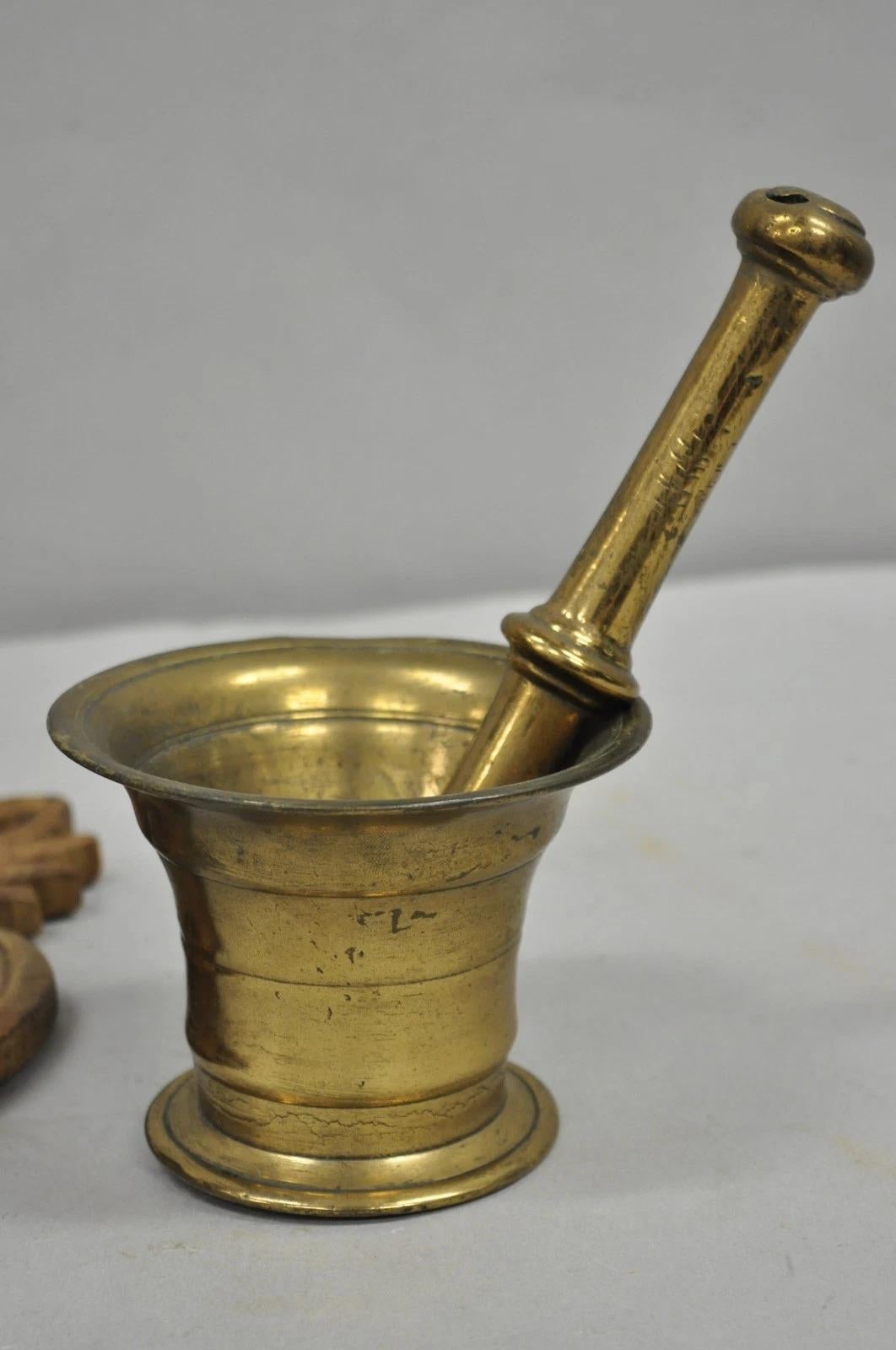 Inconnu Mortier et pilon en laiton d'apothicaire ancien Arts & Crafts Wood Carved Wall Mounting Brass Mortar & Pestle en vente