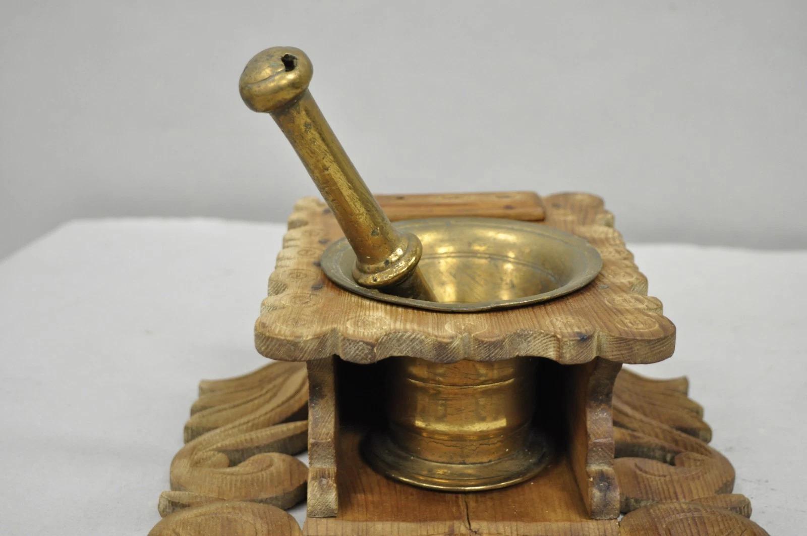 Mortier et pilon en laiton d'apothicaire ancien Arts & Crafts Wood Carved Wall Mounting Brass Mortar & Pestle Bon état - En vente à Philadelphia, PA