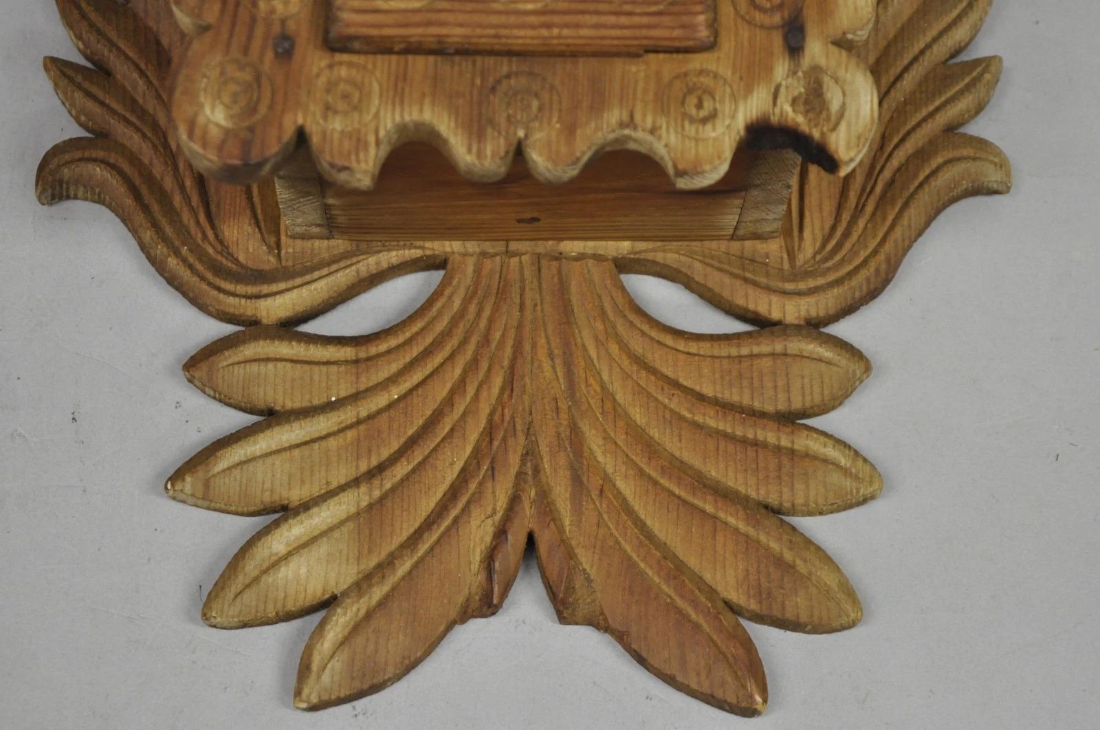 Mortier et pilon en laiton d'apothicaire ancien Arts & Crafts Wood Carved Wall Mounting Brass Mortar & Pestle en vente 1