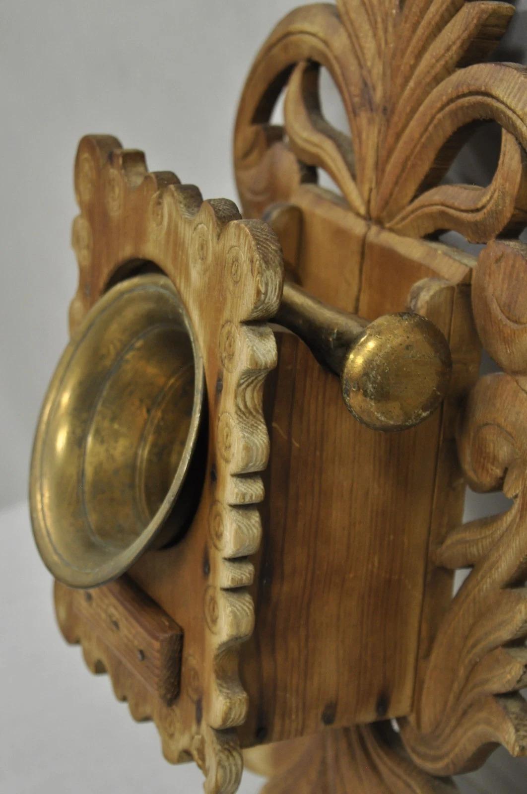 Mortier et pilon en laiton d'apothicaire ancien Arts & Crafts Wood Carved Wall Mounting Brass Mortar & Pestle en vente 2