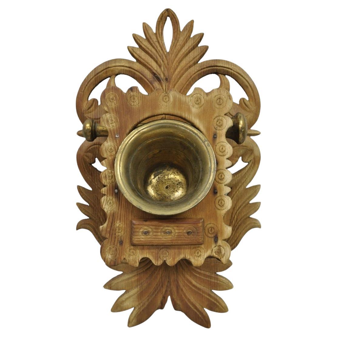 Mortier et pilon en laiton d'apothicaire ancien Arts & Crafts Wood Carved Wall Mounting Brass Mortar & Pestle en vente
