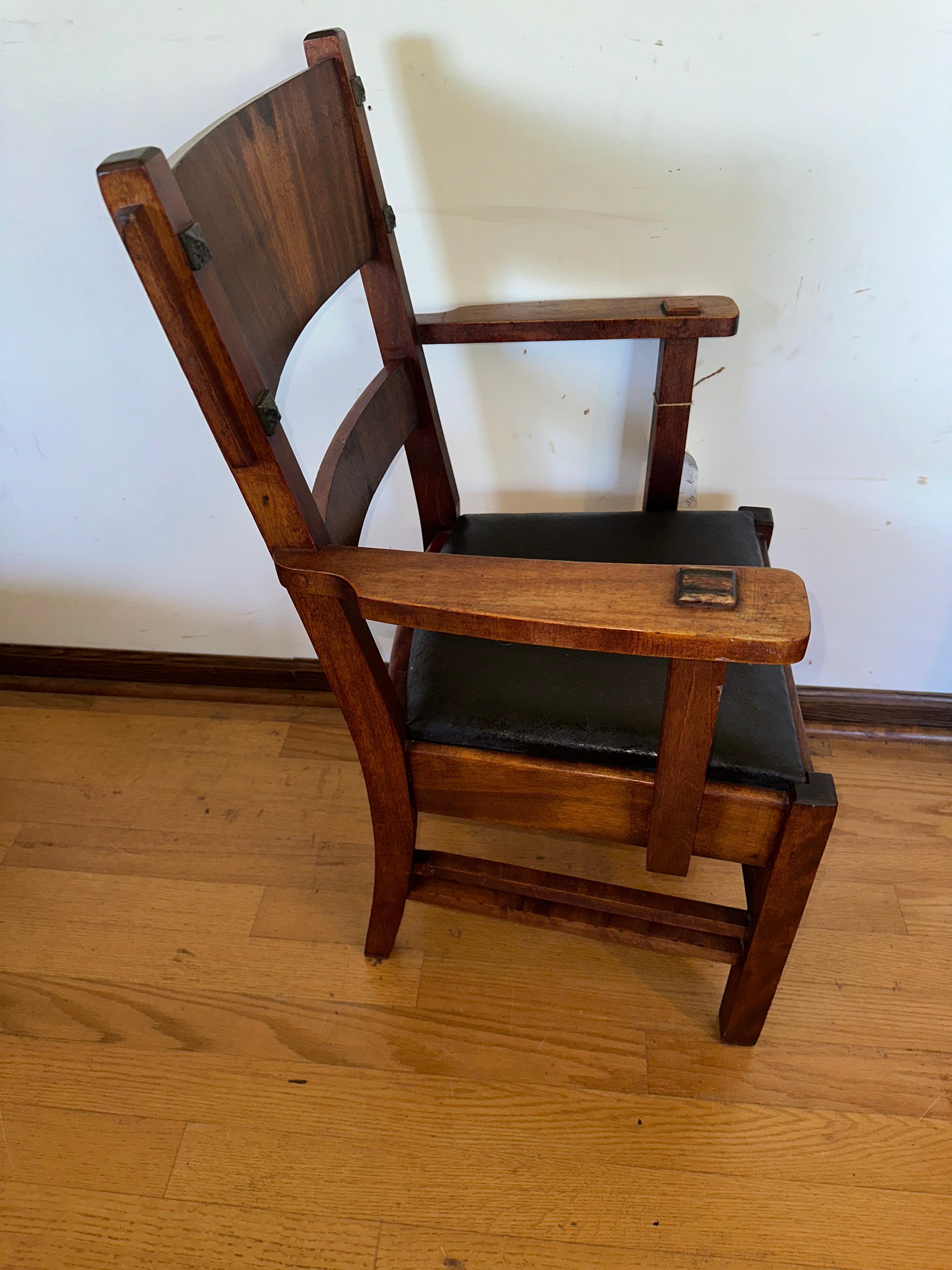 Si tratta di un'antica poltrona Arts & Crafts del 1910 circa.  Ha il sedile in pelle originale. Realizzato da Come-Pact.  

È una sedia molto bella ed economica.  Come puoi vedere, le spese di spedizione per questo articolo sono piuttosto elevate,