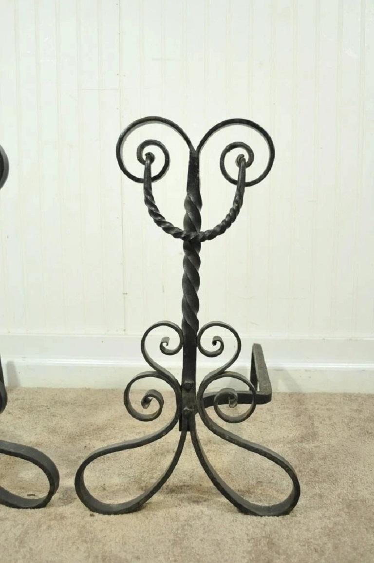 Paire de chenets anciens en fer forgé à volutes, de style Arts & Crafts Art Nouveau noir. Circa Early 20th Century. Dimensions : 22