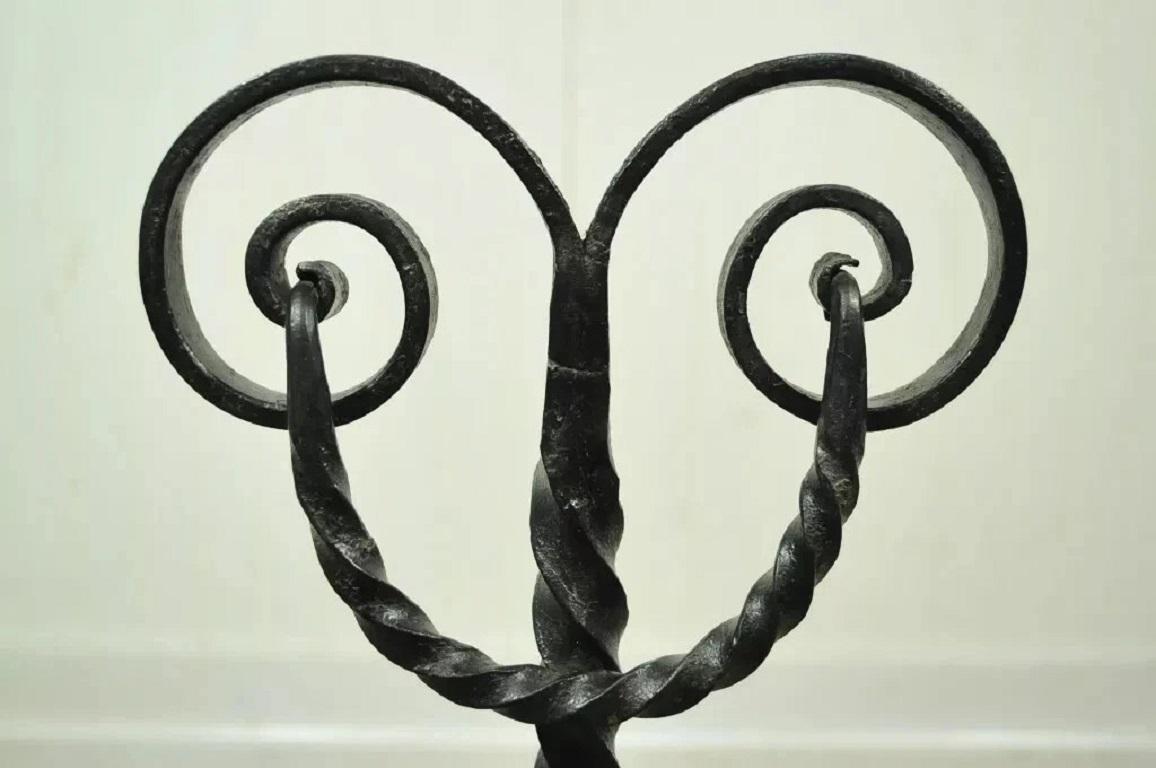 Inconnu Paire de chenets anciens en fer forgé noir à volutes Arte Antiques & Crafts Art Nouveau en vente