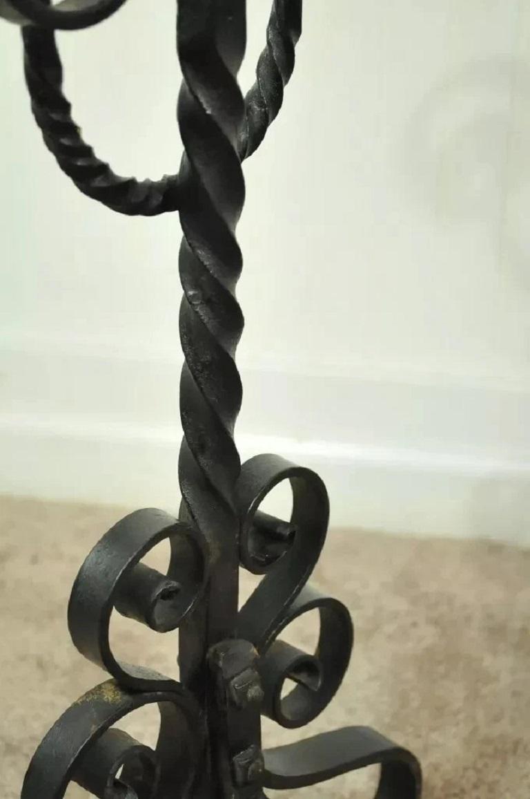 20ième siècle Paire de chenets anciens en fer forgé noir à volutes Arte Antiques & Crafts Art Nouveau en vente