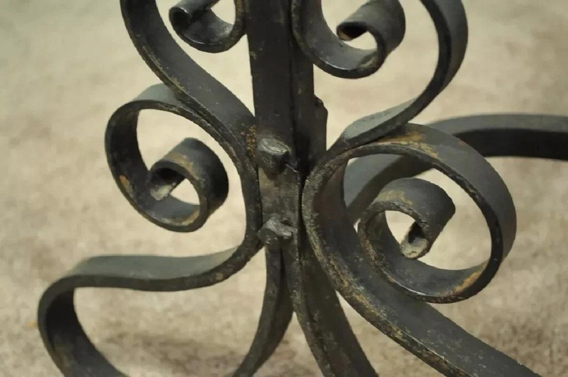 Fer forgé Paire de chenets anciens en fer forgé noir à volutes Arte Antiques & Crafts Art Nouveau en vente
