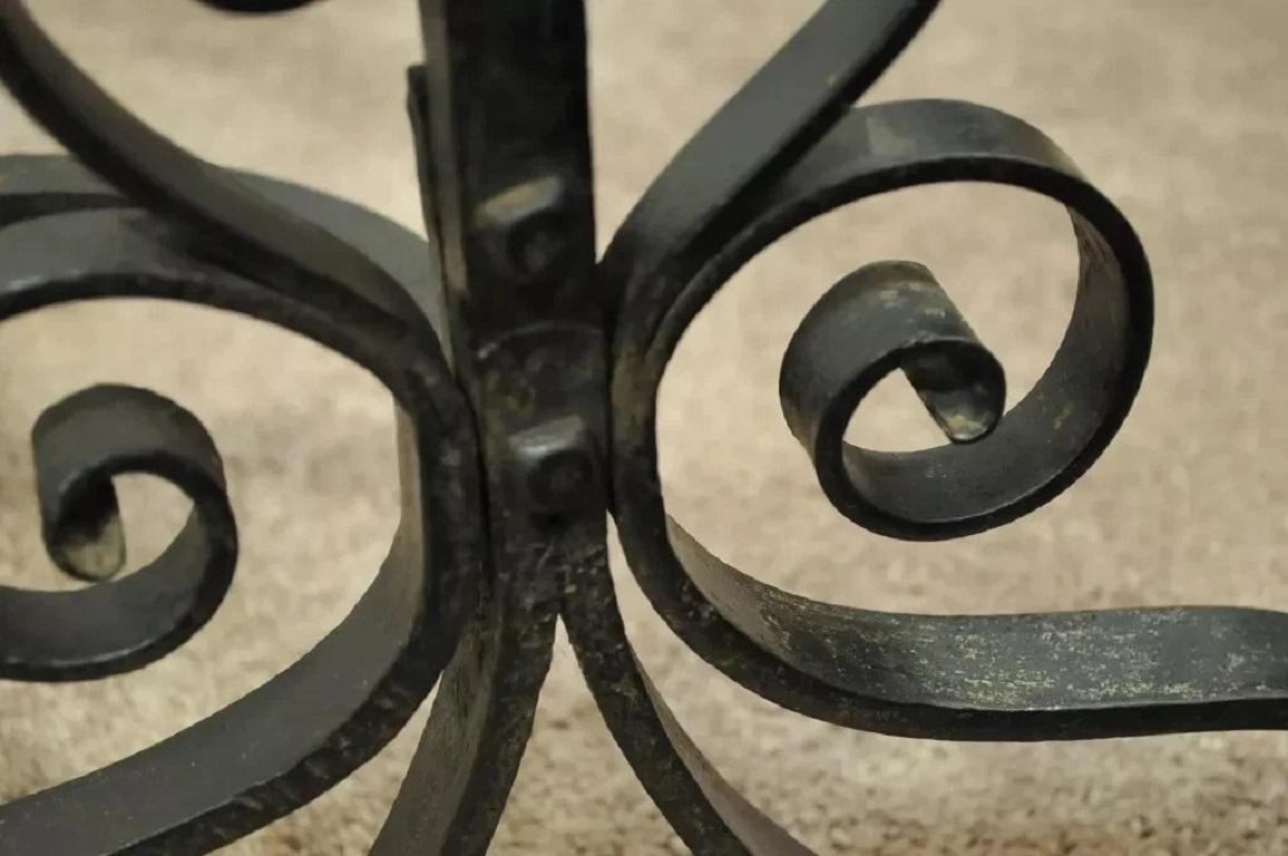 Paire de chenets anciens en fer forgé noir à volutes Arte Antiques & Crafts Art Nouveau en vente 2