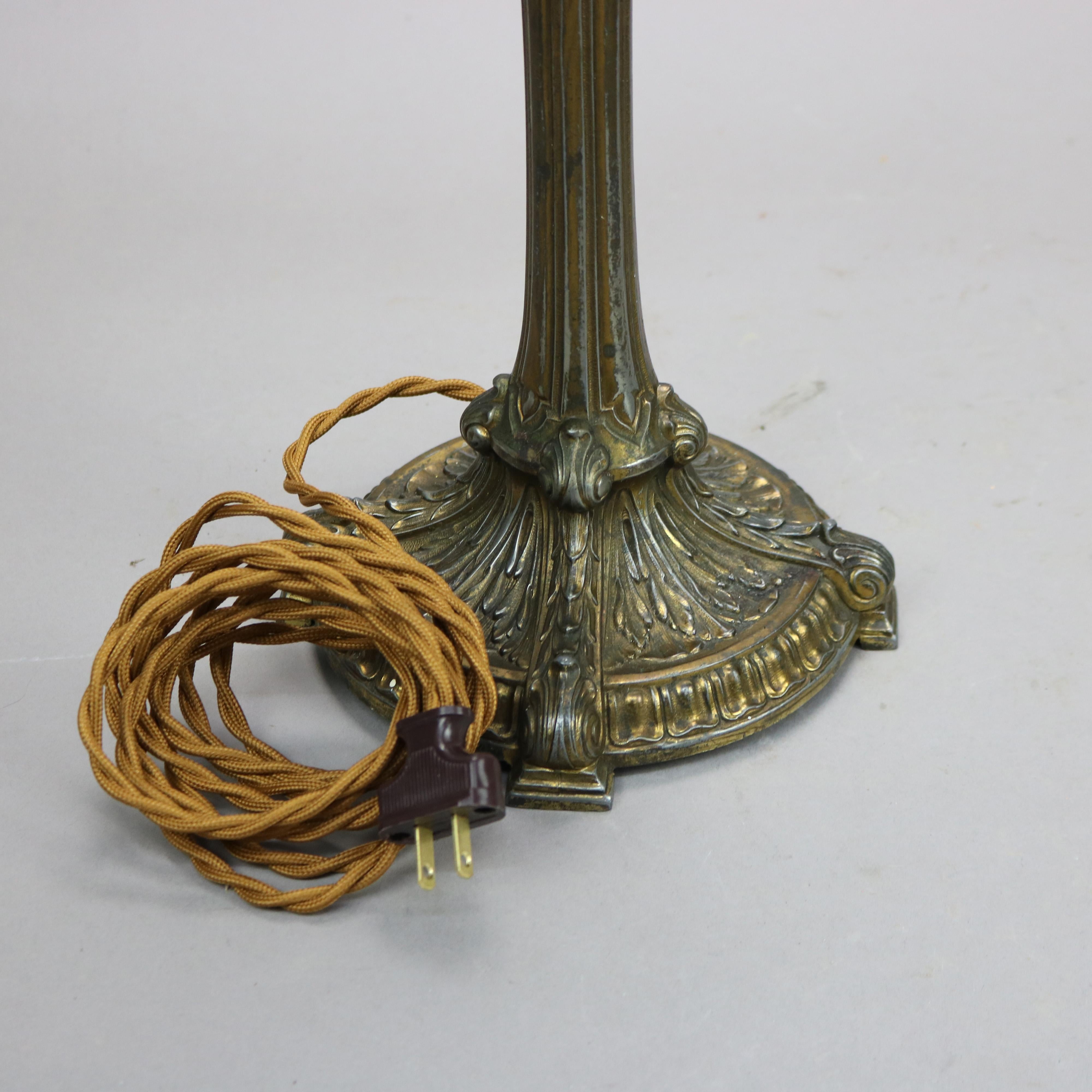 Ancienne lampe en verre de l'école Bradley & Hubbard Arts & Crafts, datant d'environ 1920 12