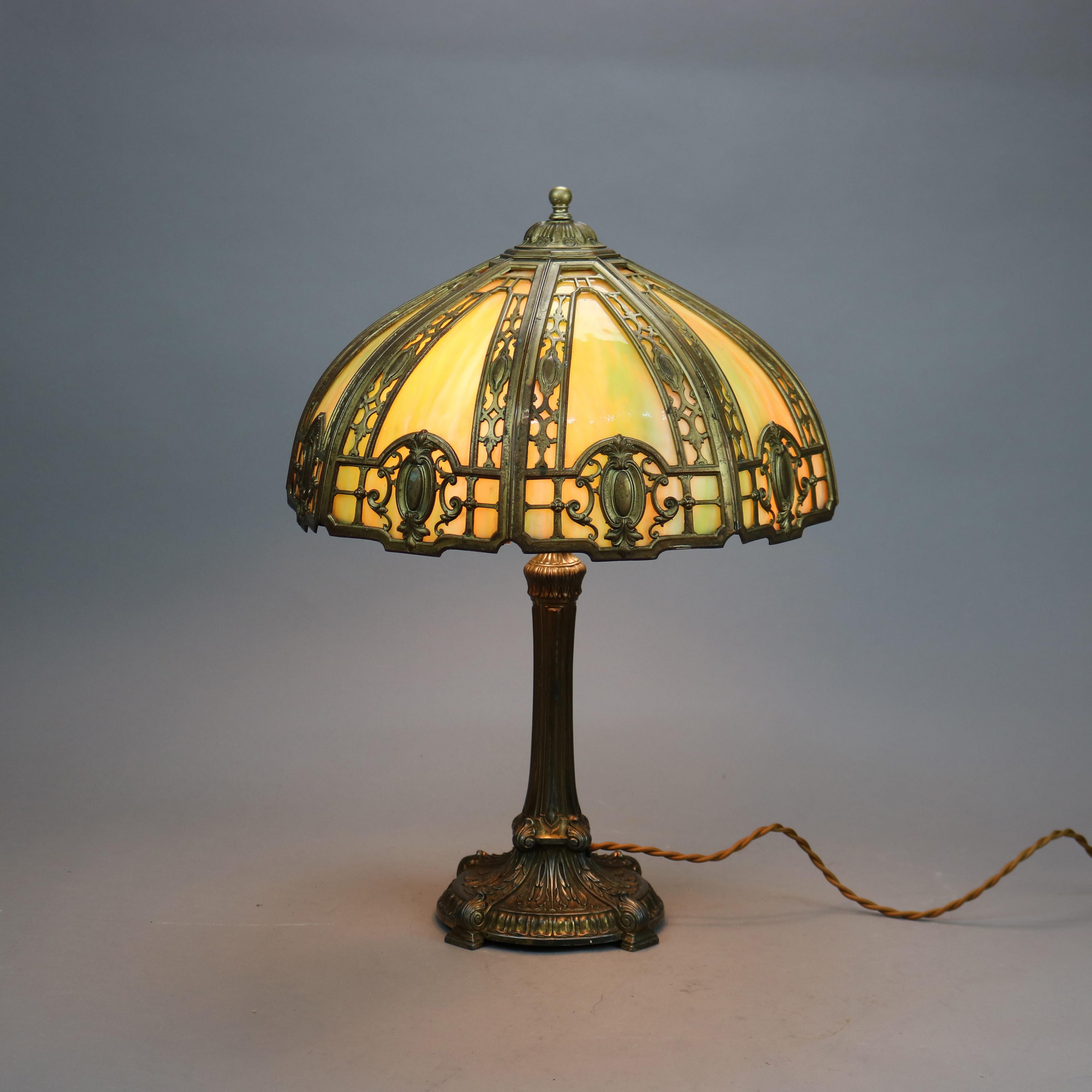 Arts and Crafts Ancienne lampe en verre de l'école Bradley & Hubbard Arts & Crafts, datant d'environ 1920