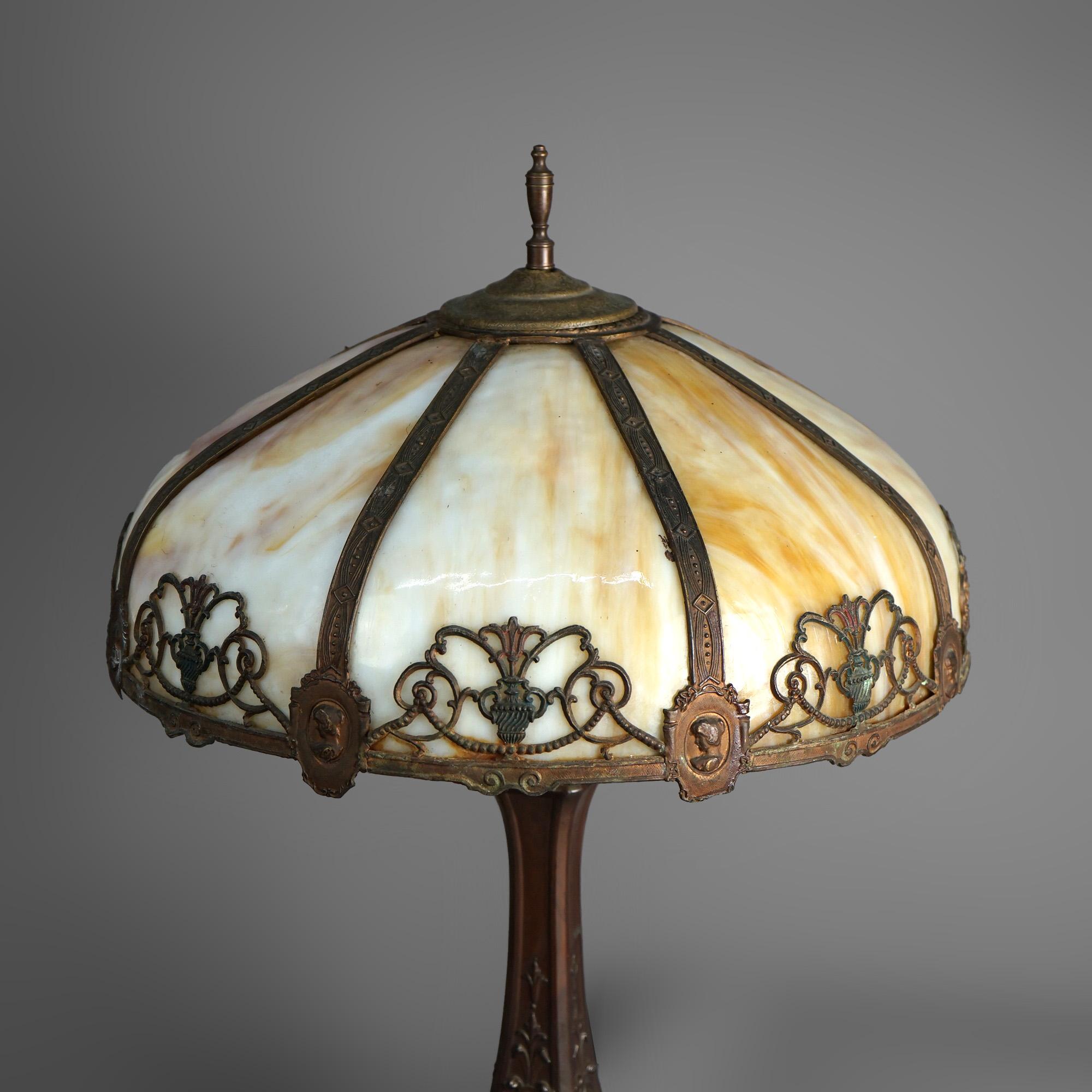 Moulage Lampe de bureau ancienne en verre de l'école Bradley & Hubbard Arts & Crafts, vers 1920