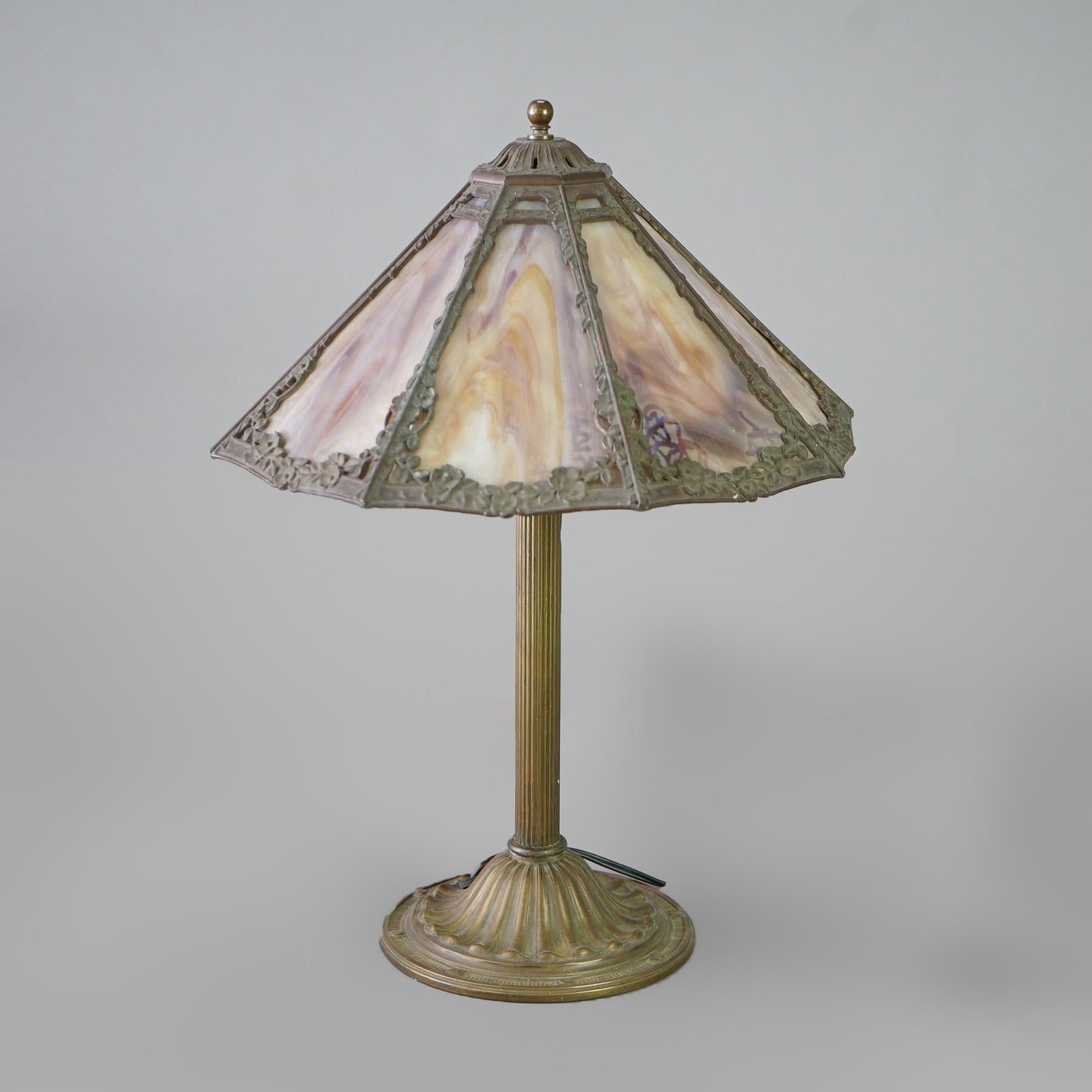 Arts and Crafts Lampe de table en verre de scories de l'école Bradley & Hubbard, Arte Antiques & Crafts Circa 1920 en vente