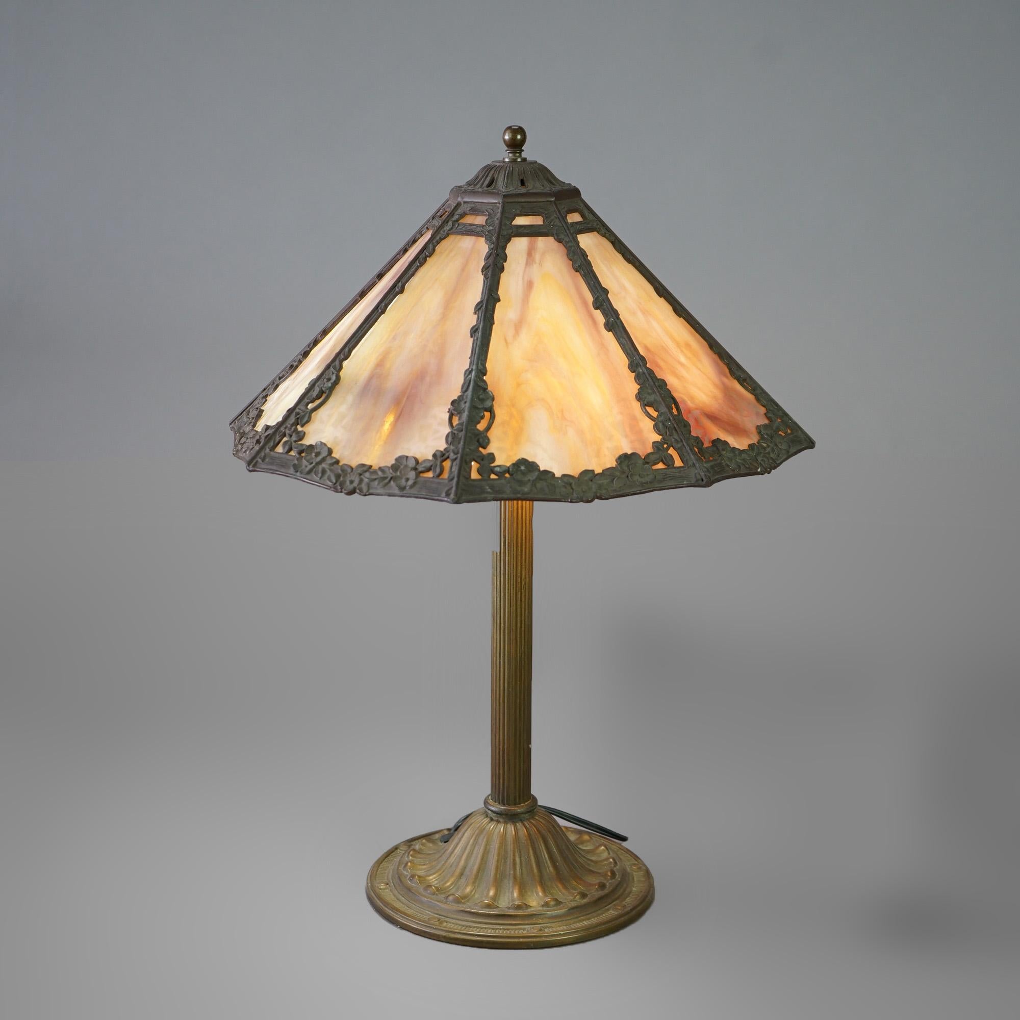 Antike Arts and Crafts Bradley & Hubbard School-Tischlampe aus geschliffenem Glas, um 1920 (Gegossen) im Angebot