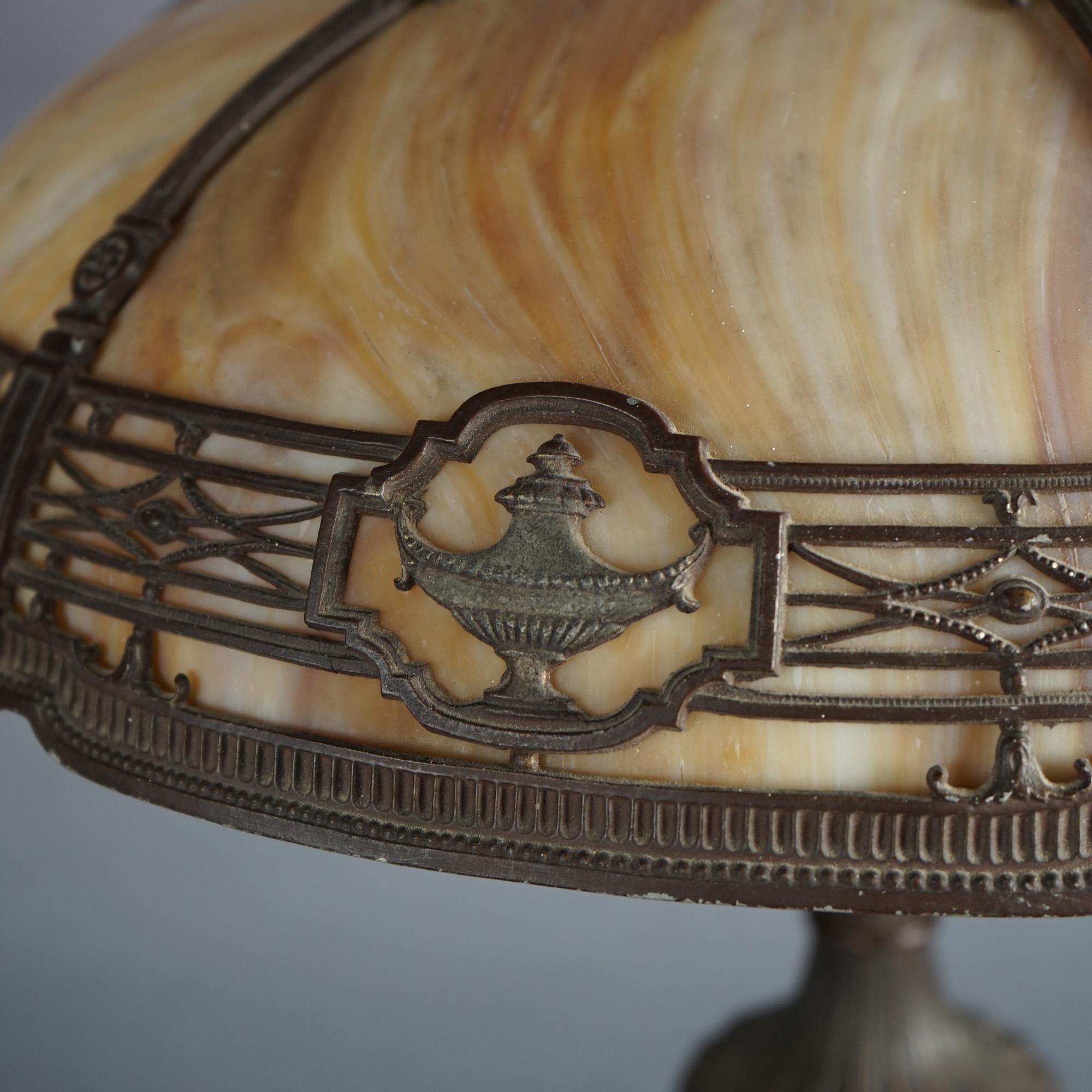 Ancienne lampe de bureau Arts & Crafts Bradley & Hubbard en verre à baldaquin, circa 1920 en vente 3