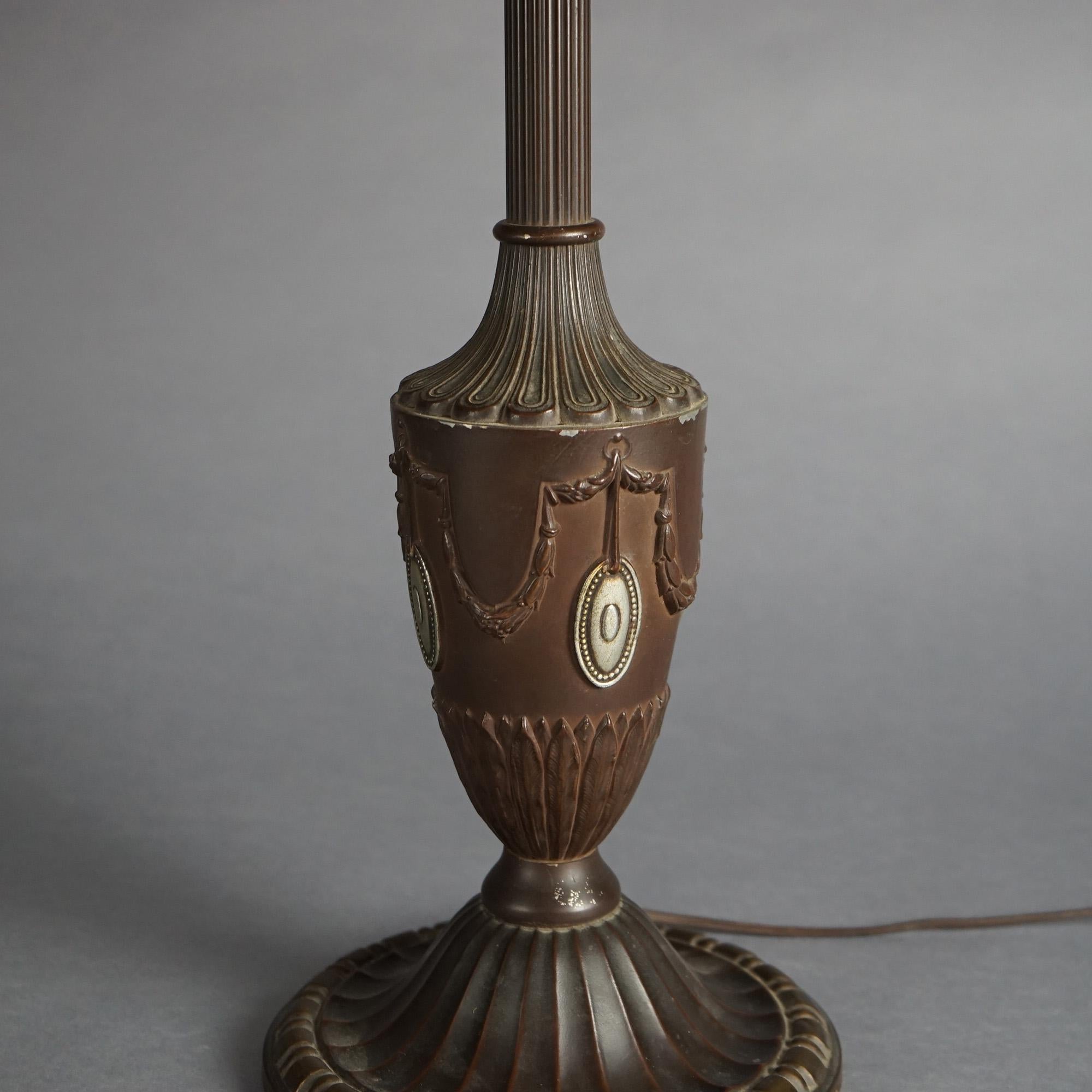 Ancienne lampe de bureau Arts & Crafts Bradley & Hubbard en verre à baldaquin, circa 1920 en vente 9